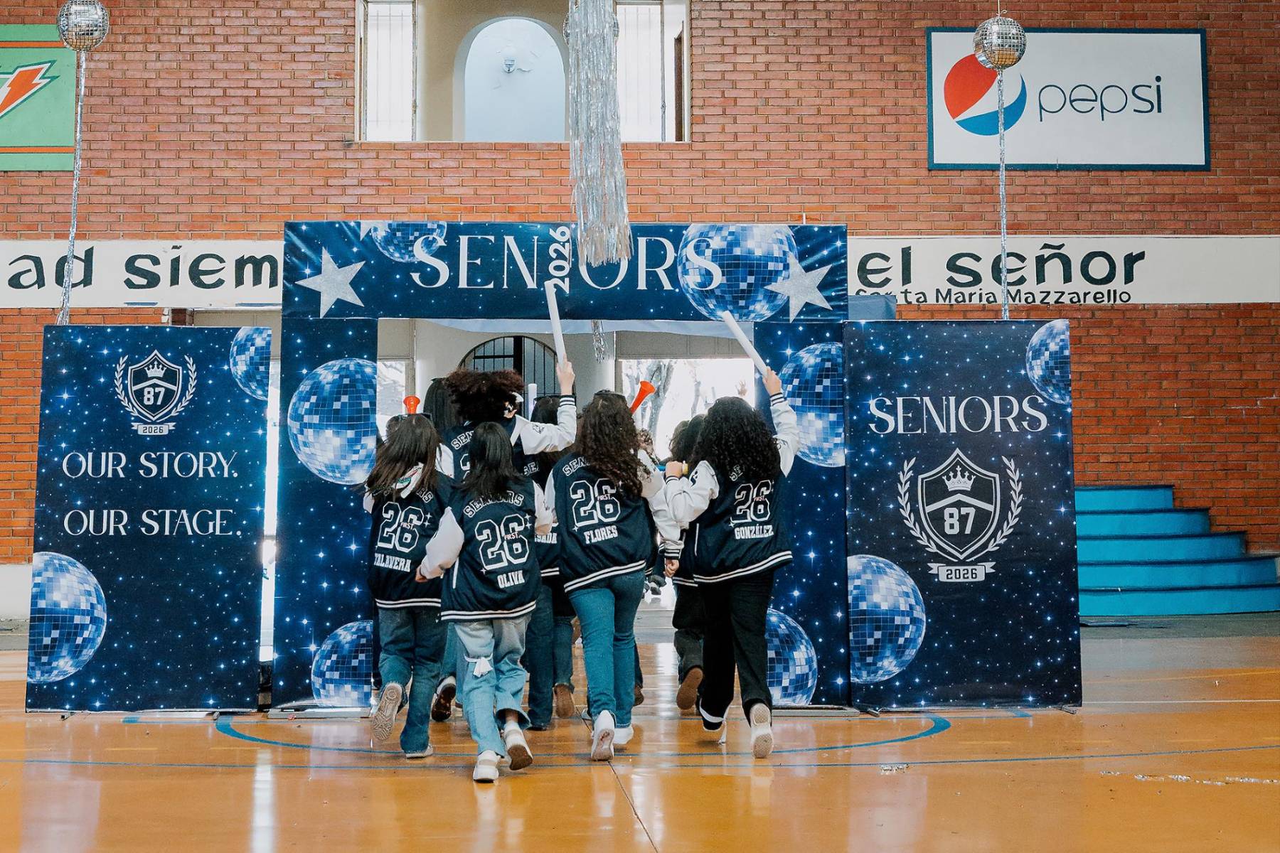 Senior entrance de la clase 2026 del Instituto María Auxiliadora