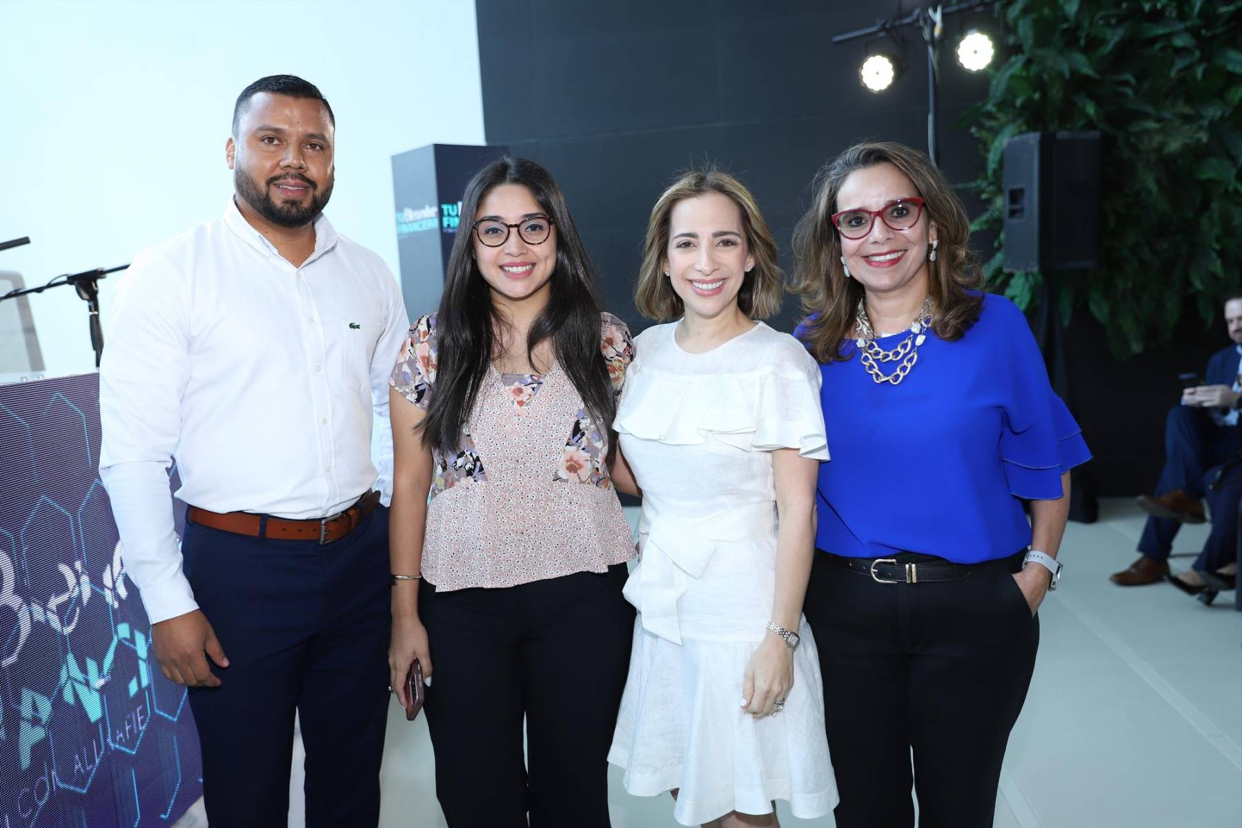 Grupo Ficohsa y TuConcienciaFinanciera.com lanzaron la tercera temporada del podcast <i>Tu Bienestar Financiero</i>. Conducido por Ali Kafie, esta nueva serie de episodios reafirma el compromiso de la empresa con la educación financiera, brindando orientación práctica para mejorar la gestión de las finanzas personales. En la foto: Mario Andino, Nicoll Betancourth, Ali Kafie y Tethey Martínez.