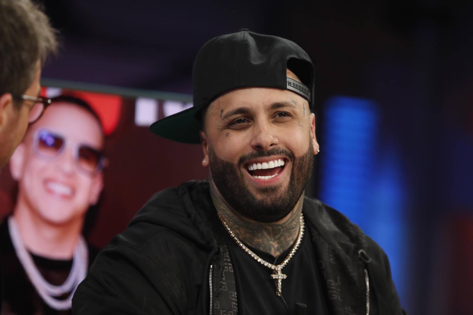 Nicky Jam compartió con sus seguidores su decisión de dar un paso atrás en su carrera musical a través de sus plataformas de redes sociales. El renombrado artista planea culminar su trayectoria en la música con un último álbum, acompañado de una gira mundial para despedirse de sus fieles admiradores.