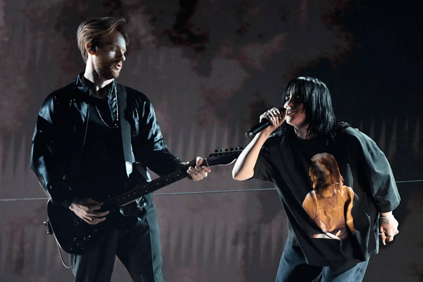 Billie Eilish recibió tremenda ovación después de interpretar su canción ‘Happier than ever’ junto a Finneas O’Connell, luciendo una camiseta en homenaje al recientemente fallecido Taylor Hawkins, baterista de Foo Fighters.