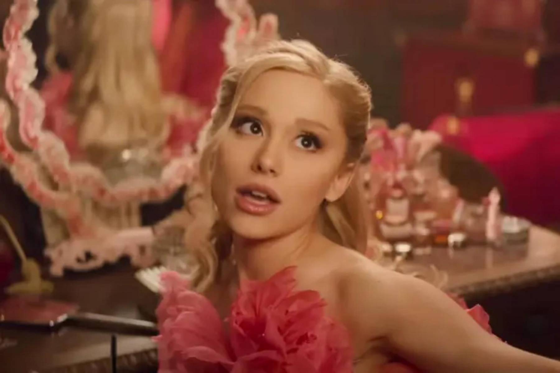 El 13 de agosto de 2021, Ariana interpretó canciones icónicas como <i>No One Mourns the Wicked</i> y <i>Defying Gravity</i>, demostrando su profesionalismo y versatilidad. Sin embargo, tanto ella como Jon M. Chu estaban seguros de que su enfoque debía ser Glinda, no Elphaba.