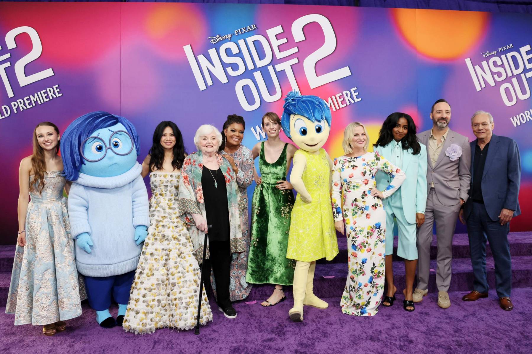 El elenco de la película: Kensington Tallman, (Riley); Liza Lapira, (Desagrado); June Squibb, (Nostalgia); Yvette Nicole Brown, (Entrenadora Roberts); Maya Hawke, (Ansiedad); Amy Poehler, (Alegría); Ayo Edebiri, (Envidia); Tony Hale (Temor) y Lewis Black (Furia)