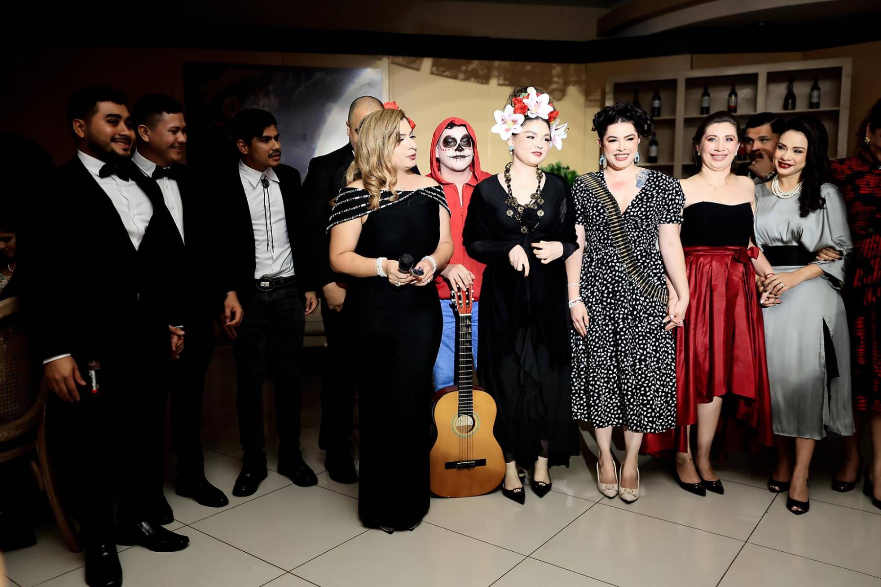 Parte del elenco artístico que participó en el festejo para Roger Valladares.
