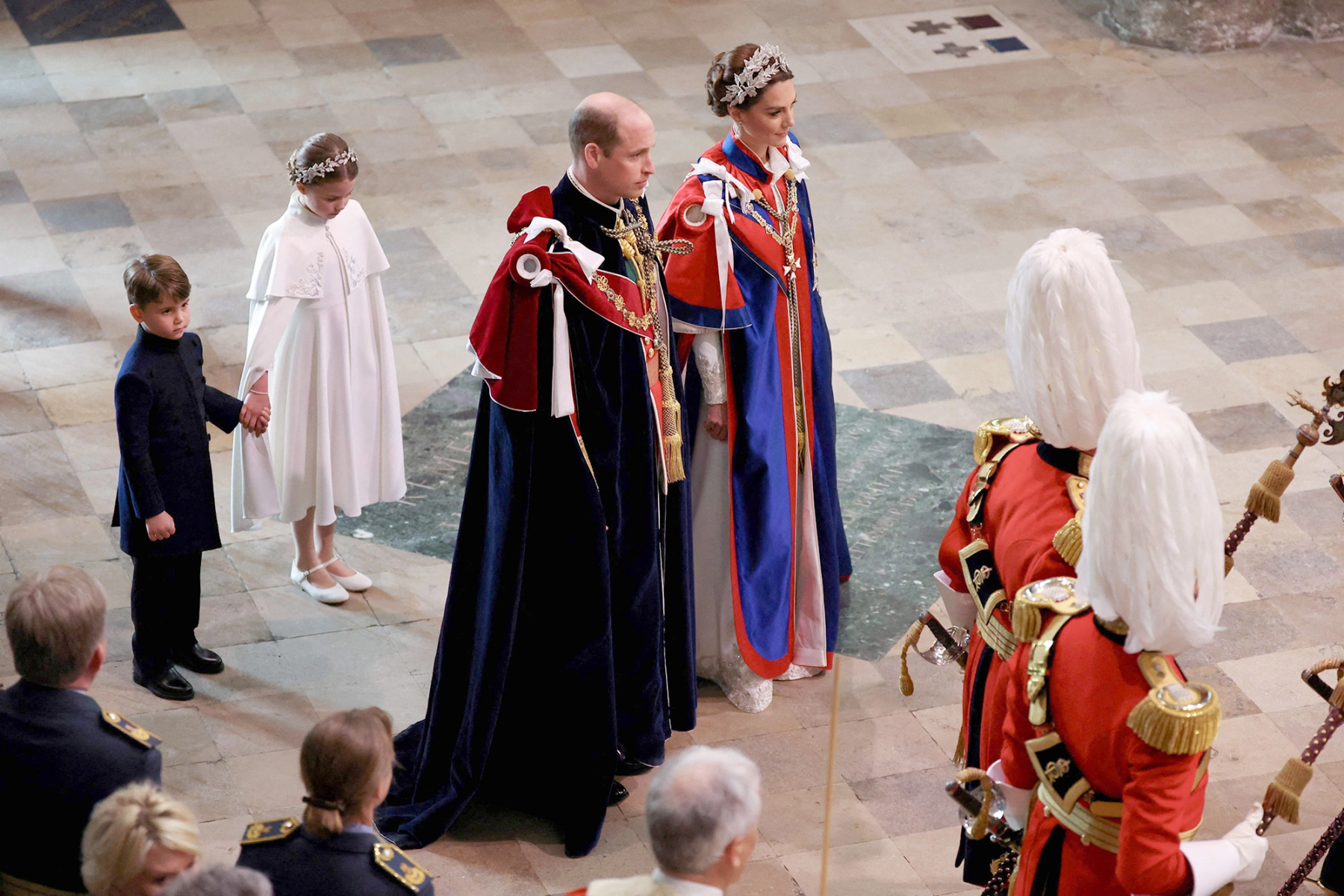 Dentro de la Abadía lo acompañaron la princesa de Gales y sus dos hijos menores, los príncipes Charlotte y Louis. Por su parte, el príncipe George fue un paje del rey. 