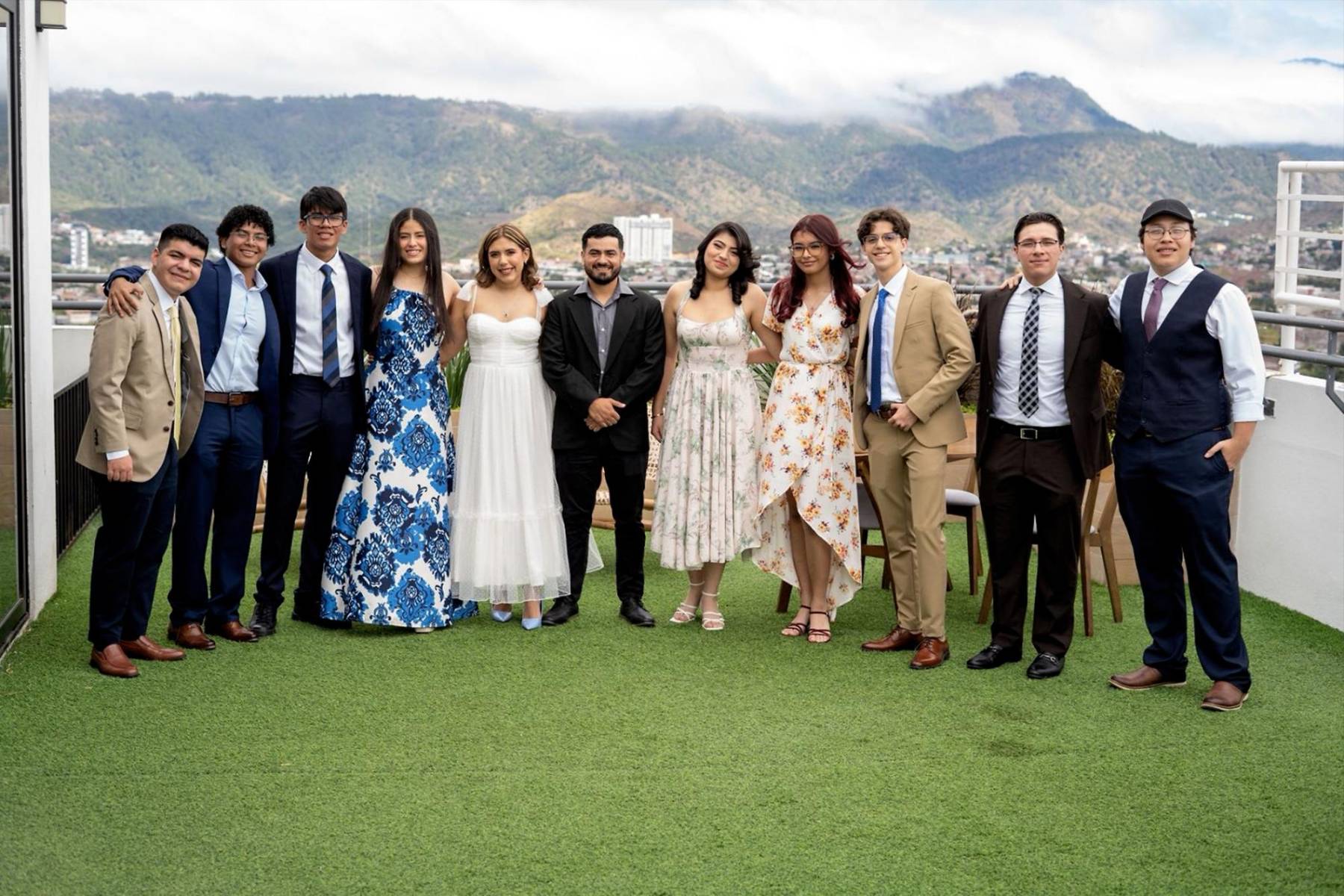 El Senior Brunch 2026 de Honors Academy se celebró en el área social de Distrito Artemisa, en un ambiente elegante y lleno de emoción. Entre risas, abrazos y miradas cargadas de ilusión, los futuros graduandos compartieron un momento especial que marcó el inicio de la recta final de su etapa escolar. 