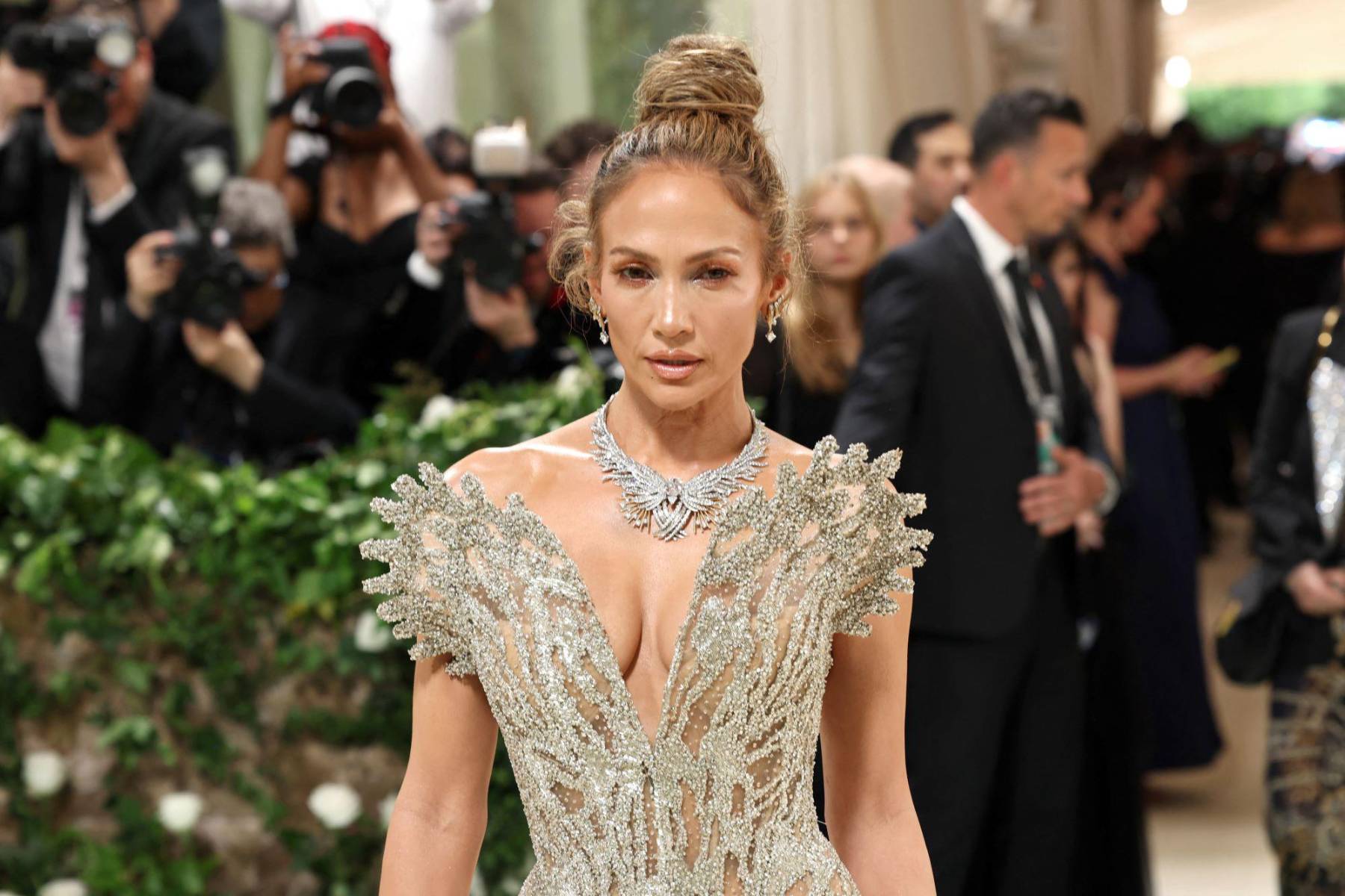 JLo eligió un collar de diamantes naturales de 75 kilates de Tiffany &amp; Co. y para el hair look optó por un moño messy alto