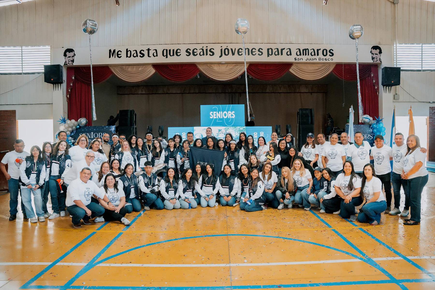 Senior entrance de la clase 2026 del Instituto María Auxiliadora