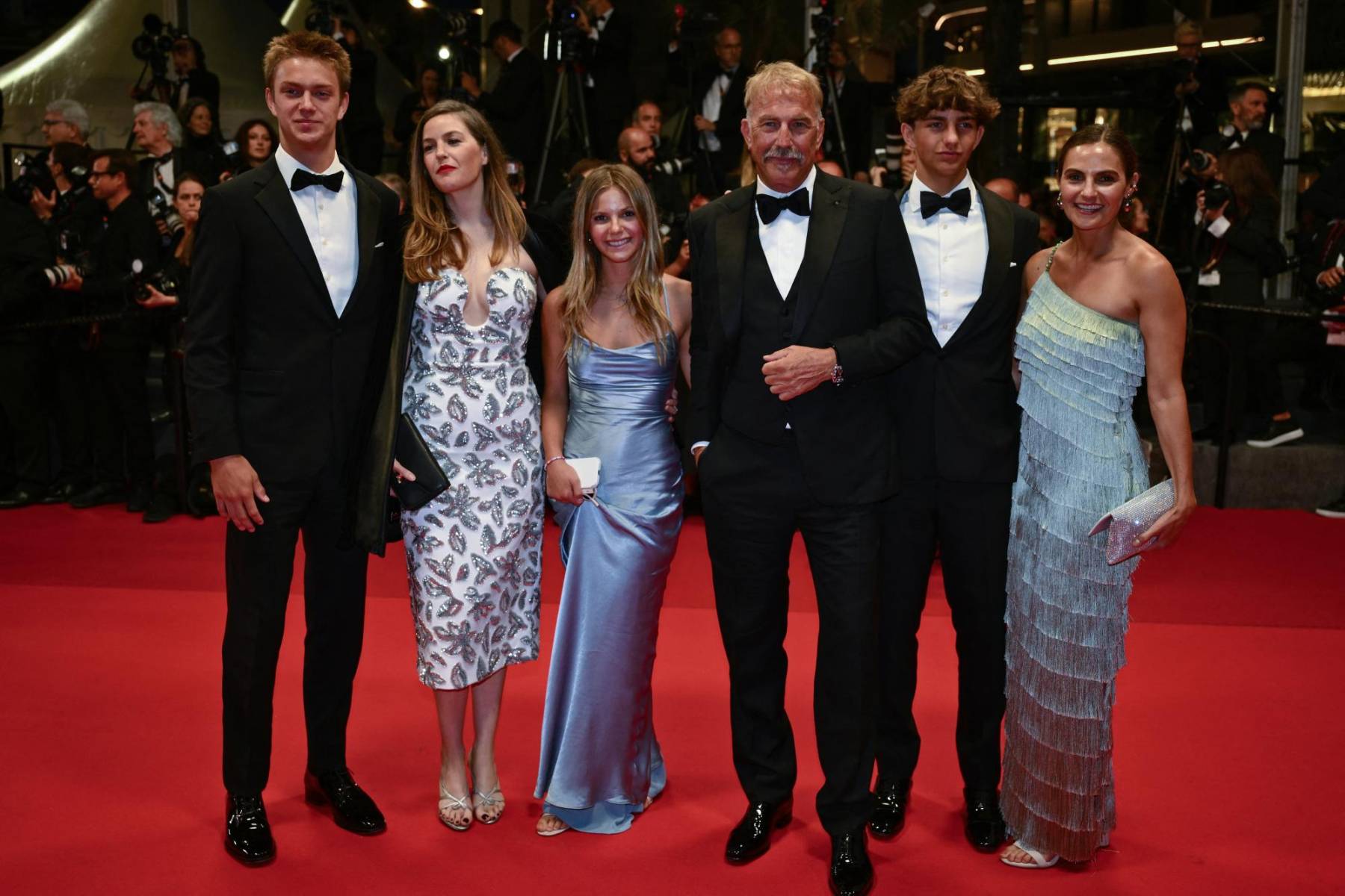 Kevin Costner con sus hijos Cayden Wyatt, Lily, Grace Avery, Hayes y Annie Costner 
