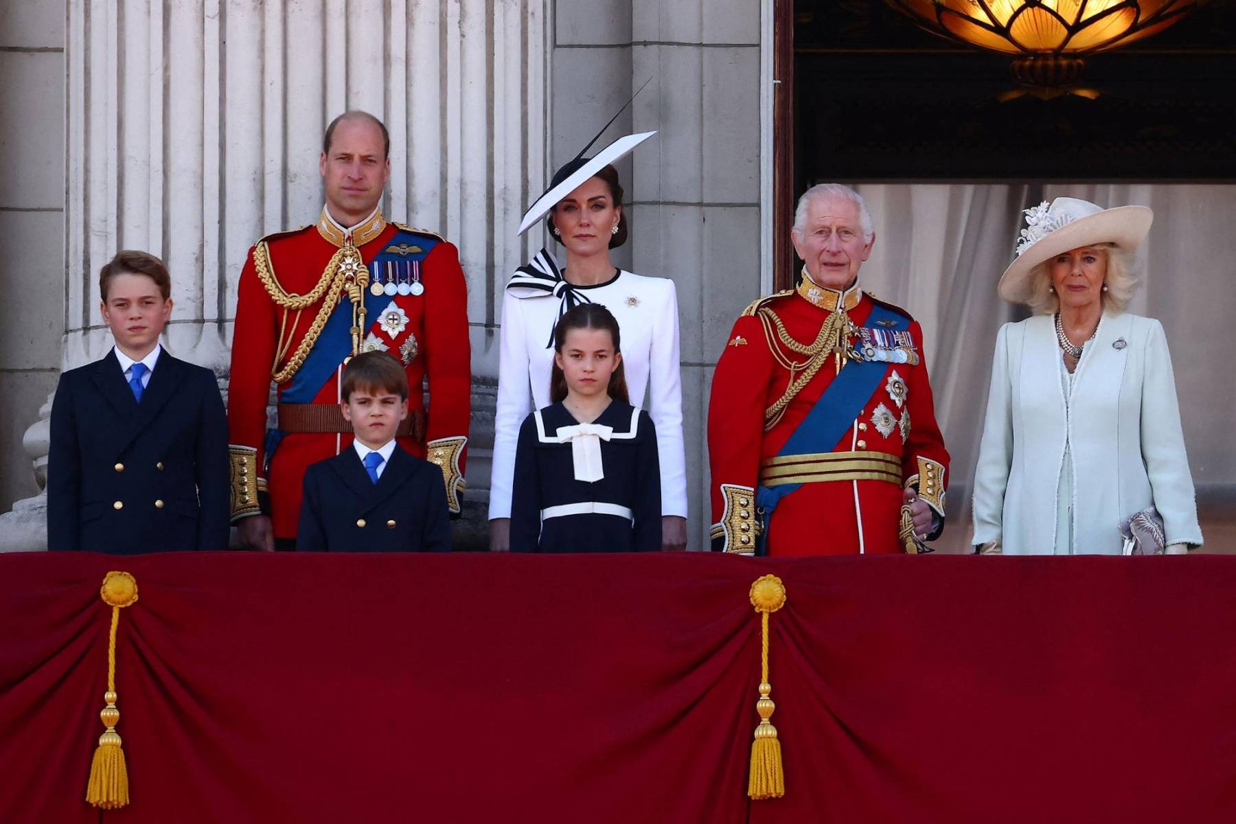 Los príncipes de Gales con sus hijos George, Louis y Charlotte acompañan al rey Carlos III y su esposa Camila