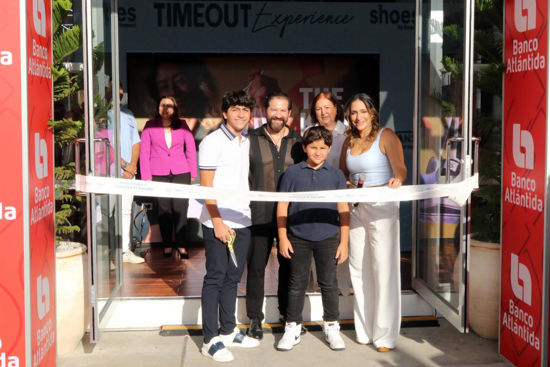 La apertura de Bistró by Timeout ha unido lo mejor de dos mundos: el estilo deportivo y moderno de Timeout con la experiencia culinaria que caracteriza a Galeano. Imagina un espacio donde puedes disfrutar de platillos deliciosos mientras te rodea una atmósfera llena de moda y frescura. ¡Sin duda, el lugar perfecto para quienes buscan una experiencia completa de sabor y estilo en un solo local!