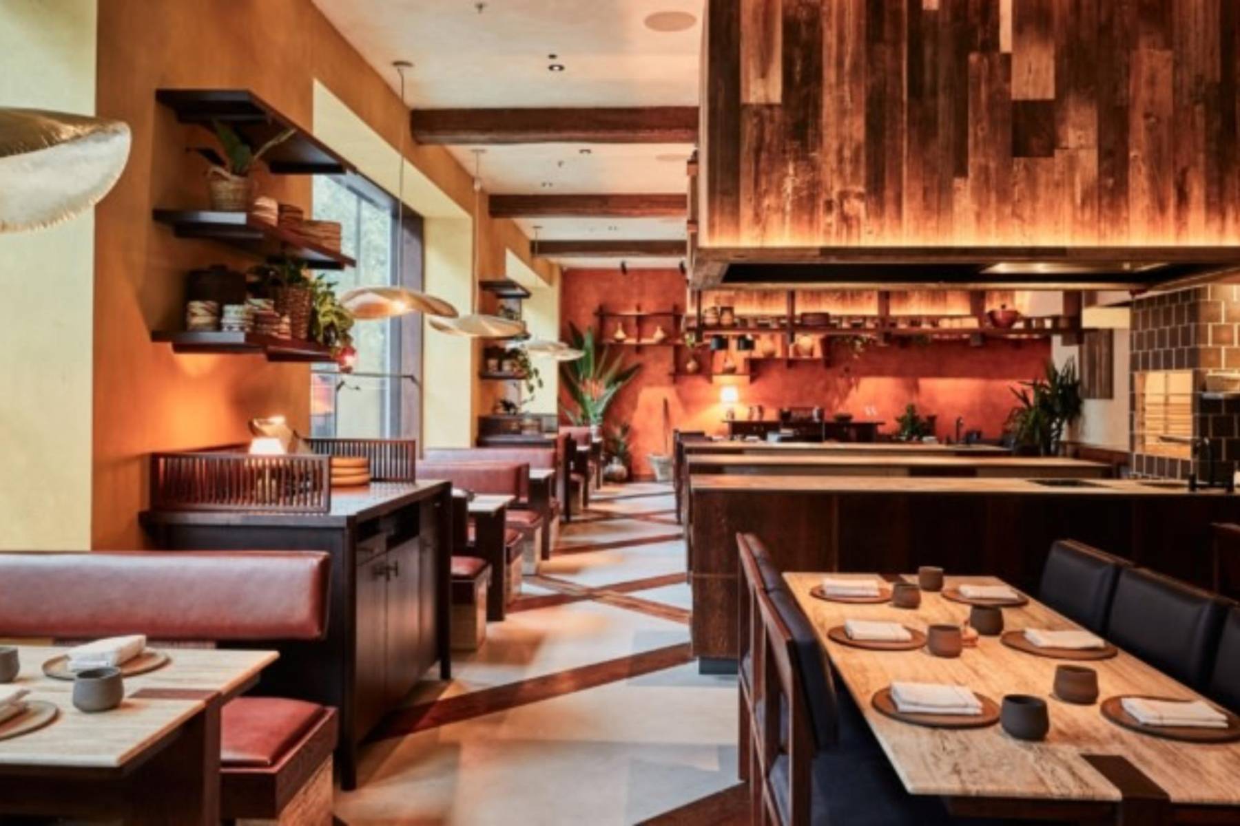 17. Kol, de Santiago Lastra, es un imprescindible en la escena culinaria de Londres. Con influencias mexicanas y centroamericanas, pero usando productos británicos de temporada, sus platos son auténticos e innovadores. Además, su Mezcalería ofrece cócteles con mezcal y una selección cuidadosa de agaves y whiskies que están ganando reconocimiento internacional.