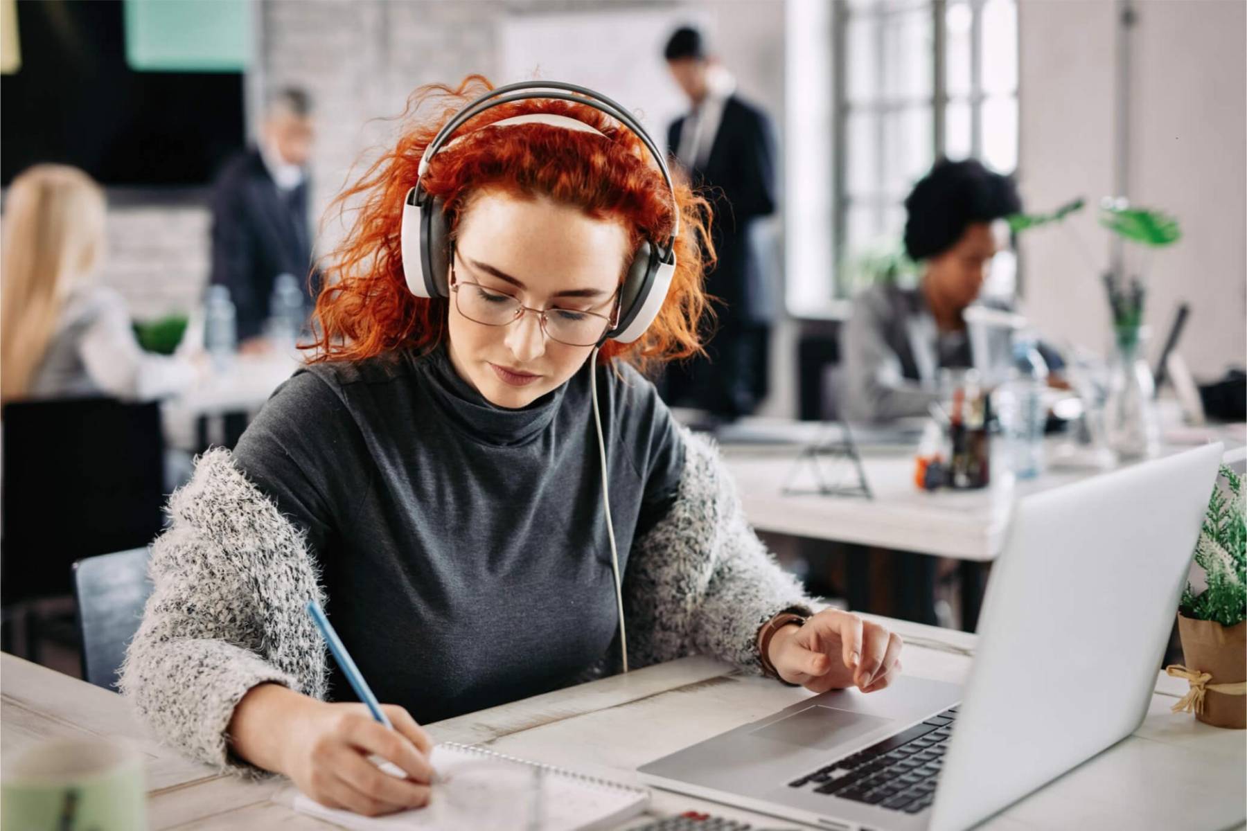 5. <b>BAJA EL VOLUMEN.</b> Si pretendemos escuchar música, cuidado con el volumen, compartir el área de trabajo no significa disfrutar los mismos estilos musicales. Usa audífonos. Pero asegúrate de poder escuchar tu entorno y estar atento al llamado de tus compañeros.