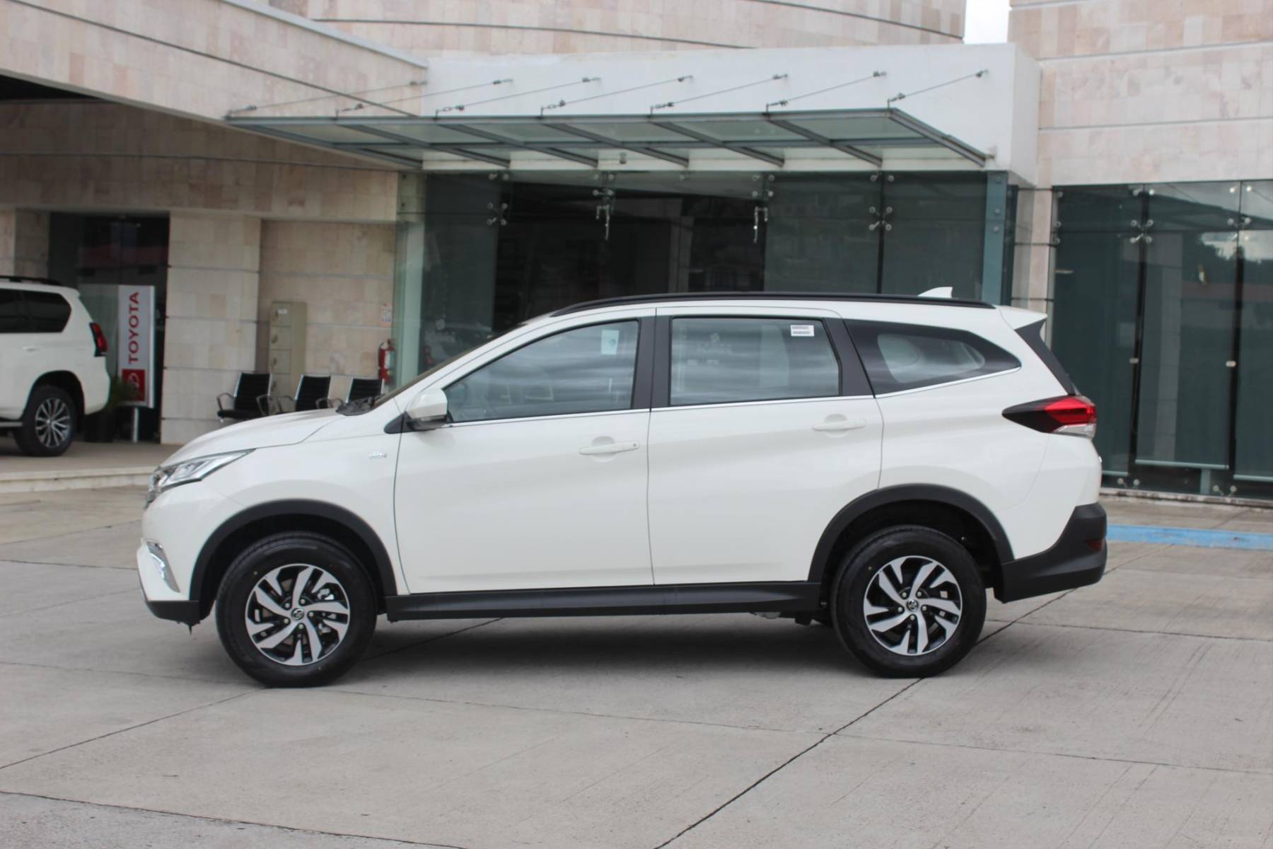 El Toyota Rush, con su capacidad para siete personas distribuidas en tres filas de asientos, ofrece un diseño interior que destaca por sus detalles cromados y de alto contraste. Estos elementos añaden frescura y sofisticación al espacio de la cabina, elevando la experiencia de viaje para todos los ocupantes.