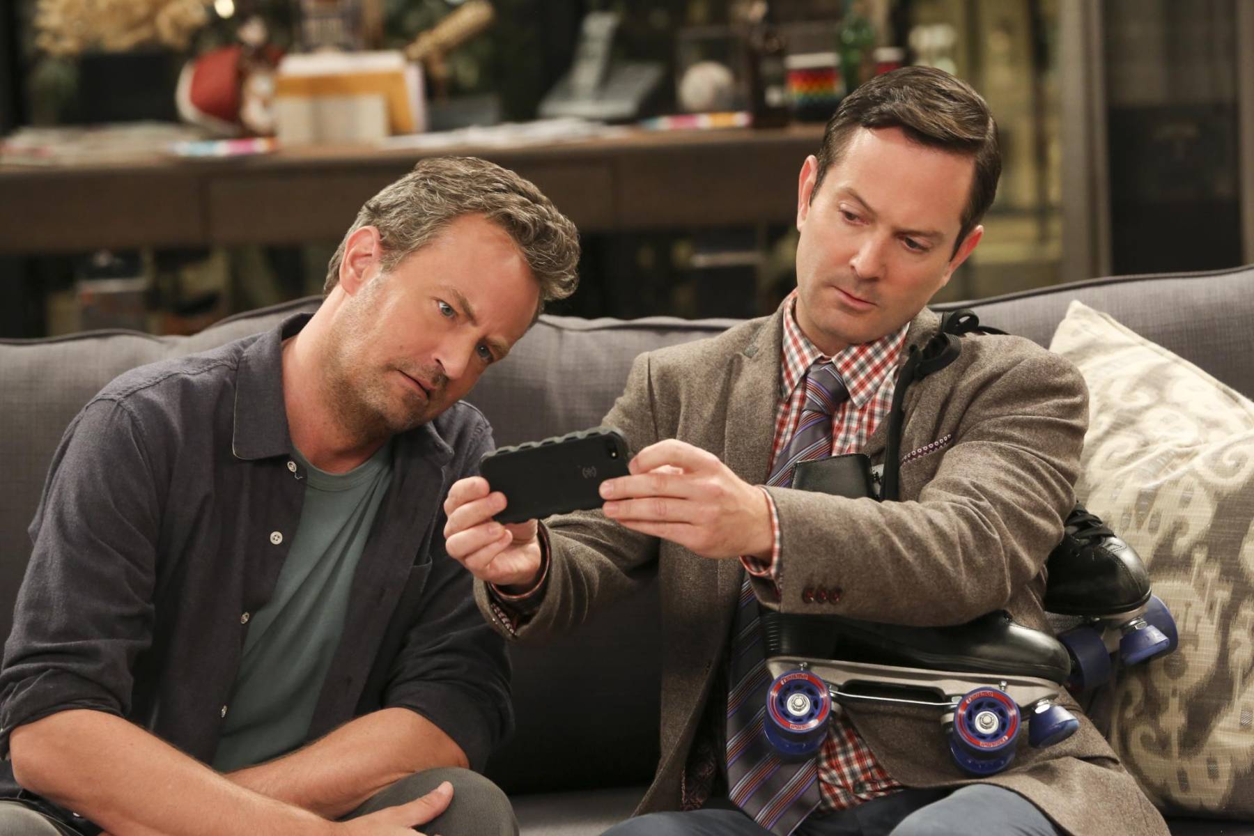 <b>Thomas Lennon</b>, quien compartió pantalla con Matthew Perry en la serie “The Odd Couple” (2015-2017), ofreció unas <a rel="nofollow" href="https://twitter.com/thomaslennon/status/1718487959299600674?ref_src=twsrc%5Egoogle%7Ctwcamp%5Eserp%7Ctwgr%5Etweet%7Ctwtr%5Etrue">palabras conmovedoras</a> al expresar su pesar por la muerte de Perry.“Matthew también fue el mejor hombro en el que apoyarse”.