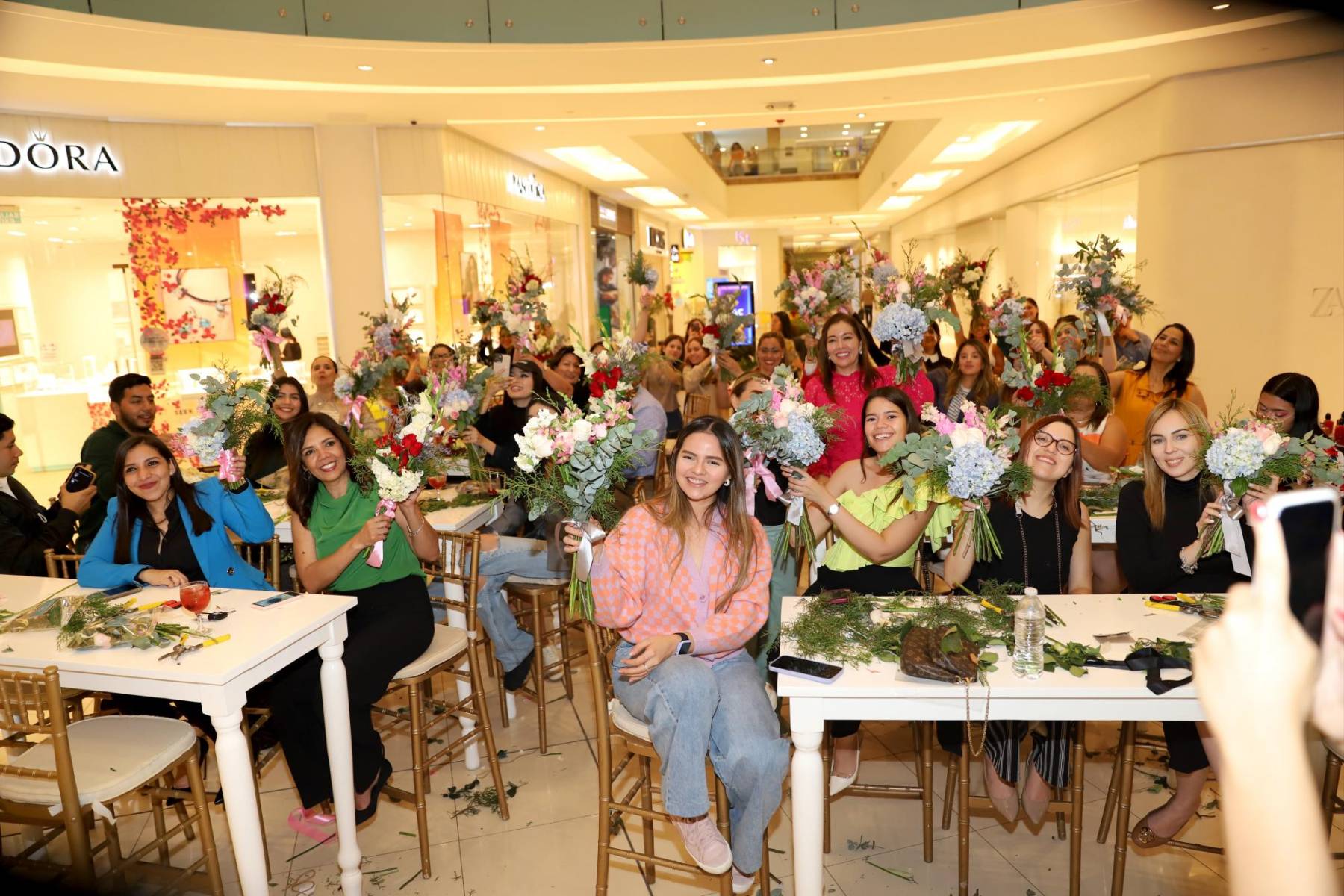 Un grupo de invitadas compartió la experiencia en la que elaboraron sus propios bouquets.
