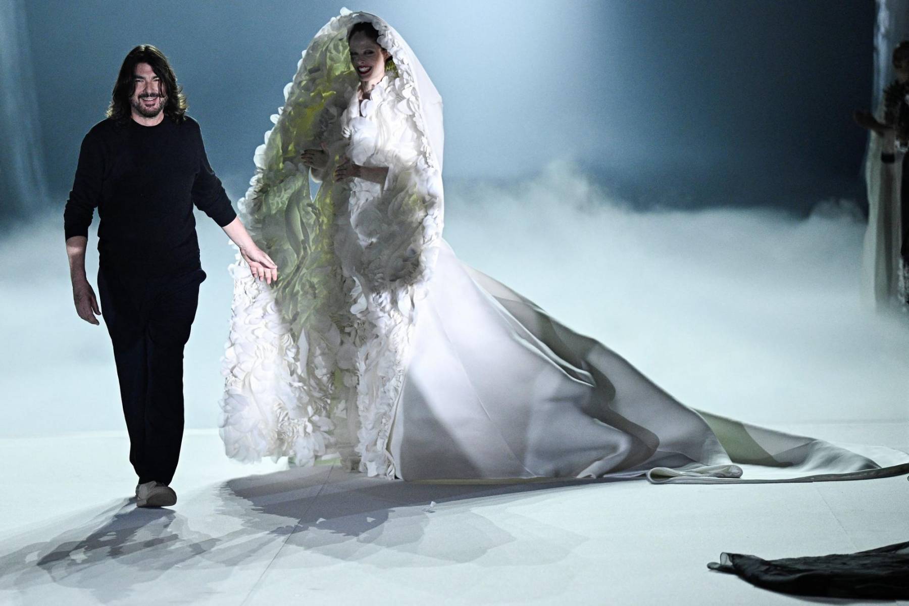 El diseñador Stephane Rolland con una de sus eternas musas, Coco Rocha