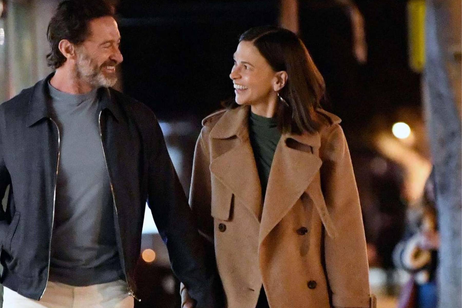 La pareja no ha dudado en mostrarse cariñosa en público, siendo vistos en restaurantes y eventos sociales. Estos gestos naturales y espontáneos han sido captados por la prensa, solidificando su imagen como una pareja enamorada.