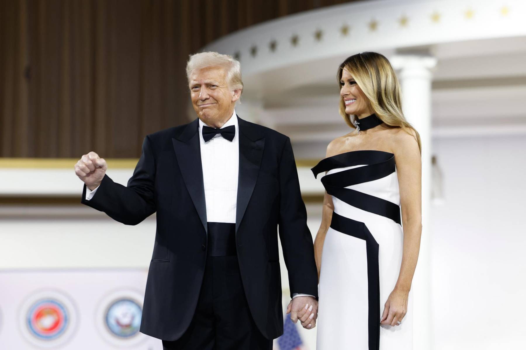 La pareja presidencial en looks en perfecta armonía en blanco y negro a su llegada al baile inaugural del Comandante, dedicado a los miembros de las Fuerzas Armadas, y que fue amenizado por la banda de música country Rascal Flatts y el cantante Parker McCollum