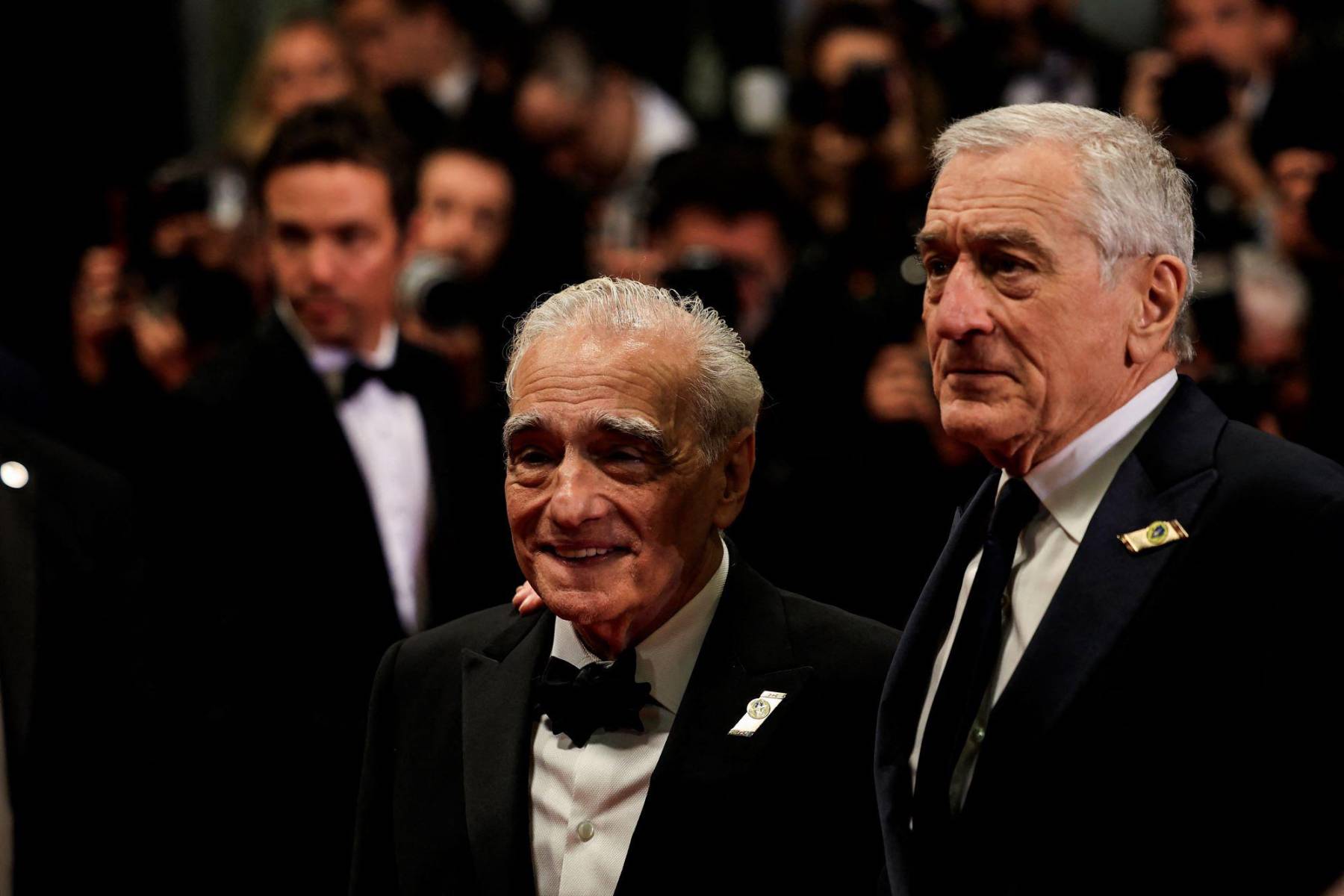 Martin Scorsese y Robert De Niro, director y protagonista de Killers of the <b>Flower</b> <b>Moon</b>, filme que narra el inesperado maná petrolero en una reserva indígena perdida en un rincón del estado de Oklahoma a principios del siglo XX. 