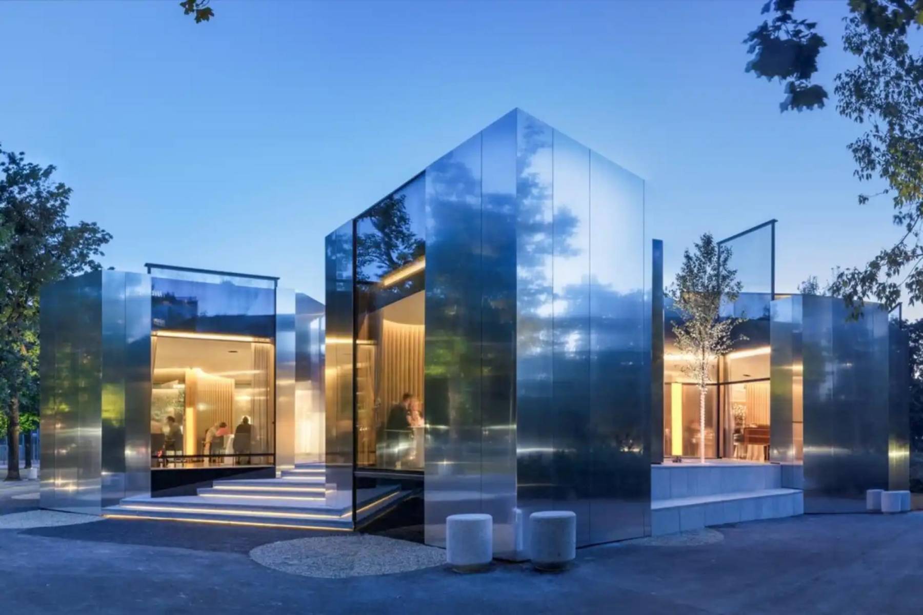 22. Steirereck es un prestigioso restaurante ubicado en Viena, Austria, reconocido por su excelencia culinaria y su enfoque en la cocina austriaca contemporánea. Situado en un hermoso parque en el centro de Viena, el restaurante es dirigido por el chef Heinz Reitbauer, quien ha ganado numerosos premios y reconocimientos por su innovación y creatividad culinaria.