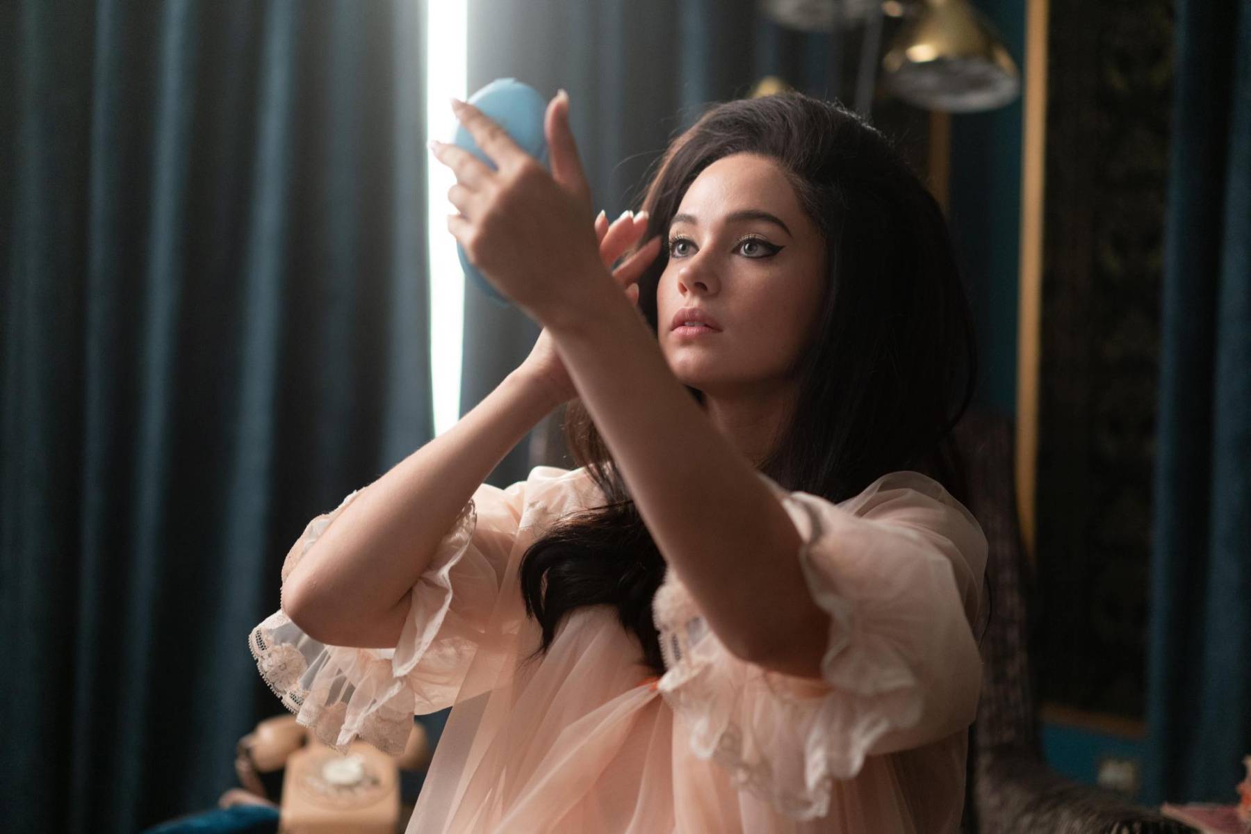 <b>Maquillaje, Vestuario y Música como Elementos Clave</b>La destreza de Sofía en la creación de narrativas visuales es evidente en “Priscilla”, donde cada aspecto, desde el maquillaje hasta el vestuario y la música, contribuye a una rica experiencia que narra la historia de una joven Priscilla inmersa en el mundo de Elvis. La cineasta enfatiza la importancia de capturar la esencia de la experiencia mediante una meticulosa atención al detalle para reflejar fielmente la época.