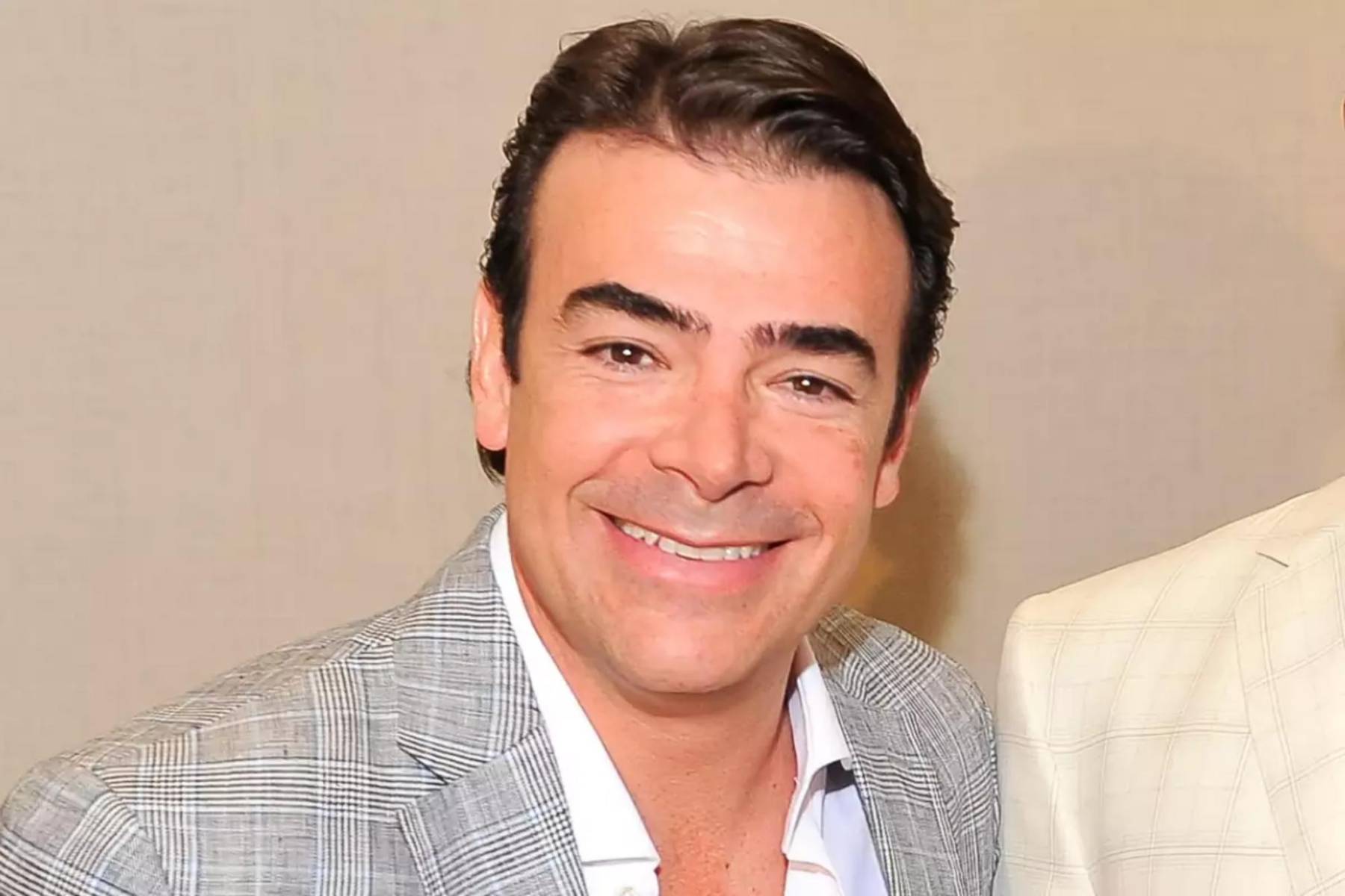En 2020, el actor mexicano <b>Toño Mauri</b> enfrentó una batalla grave contra el COVID-19, que lo llevó a ser hospitalizado y a permanecer en coma durante varios meses. Su situación se complicó tanto que necesitó un doble trasplante de pulmón para salvar su vida. Aunque hasta ahora desconoce la identidad de su donante, el acto generoso de esa persona le ha dado la oportunidad de continuar con su vida y su carrera.