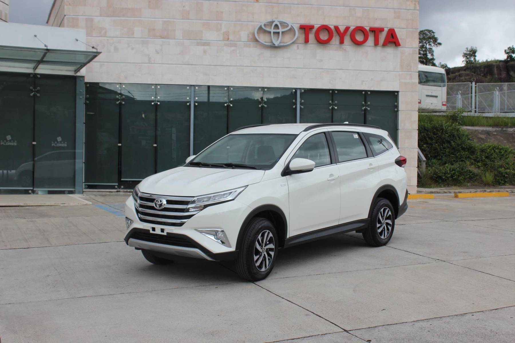 Descubre la esencia del Toyota Rush a través de una experiencia visual única. Desde su elegante diseño exterior hasta su potente rendimiento, sumérgete en cada detalle que hace que este SUV destaque en su clase. Conoce cómo el Rush fusiona la estabilidad y fuerza de un vehículo todoterreno con la facilidad de maniobrabilidad perfecta para la ciudad. Acompáñanos en este viaje y explora más a fondo lo que hace que el Toyota Rush sea la elección ideal para tus aventuras diarias.