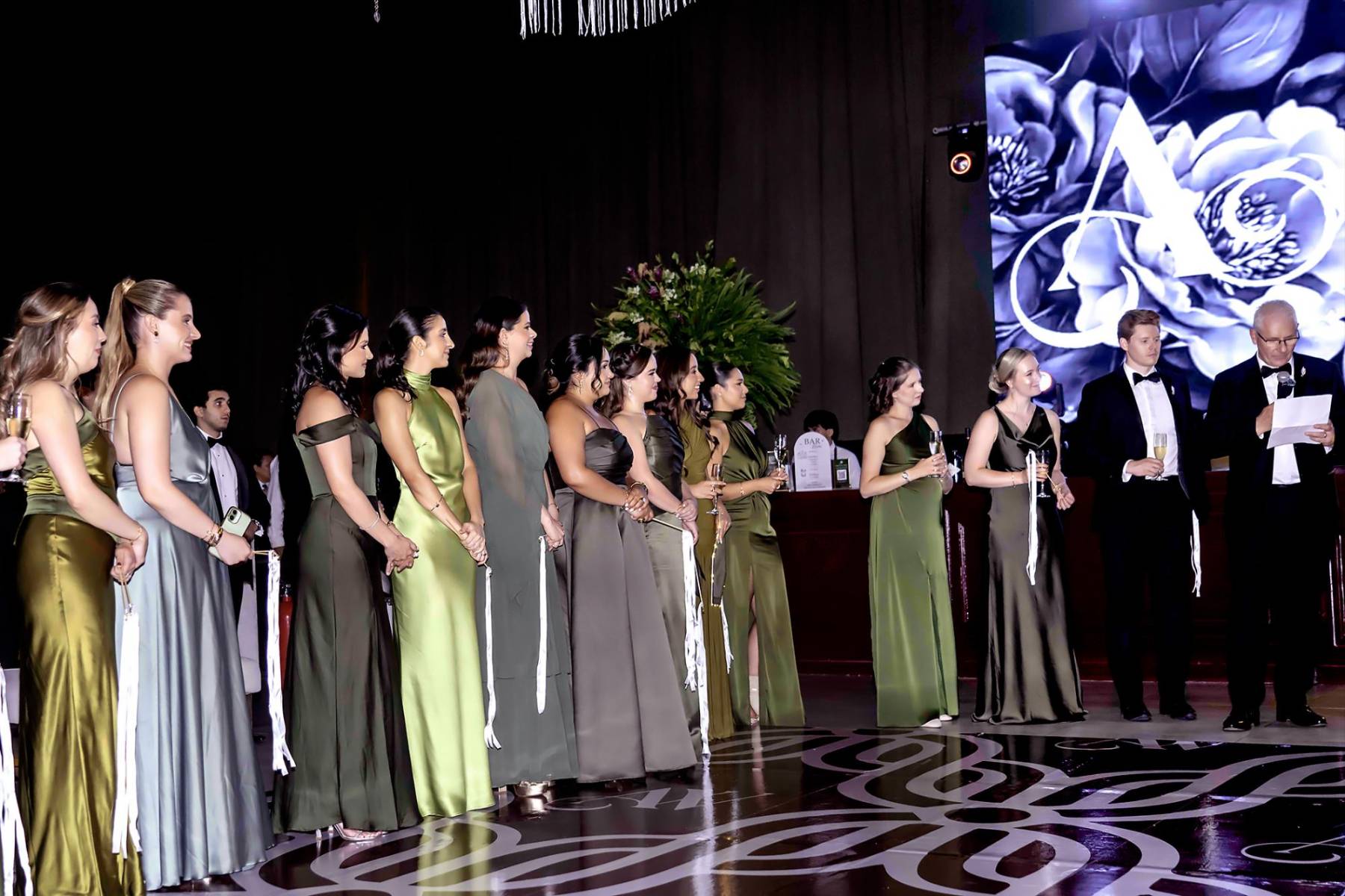 El cortejo de damas integrado por las amigas de Andrea, se ubicaron a un lado durante el brindis.