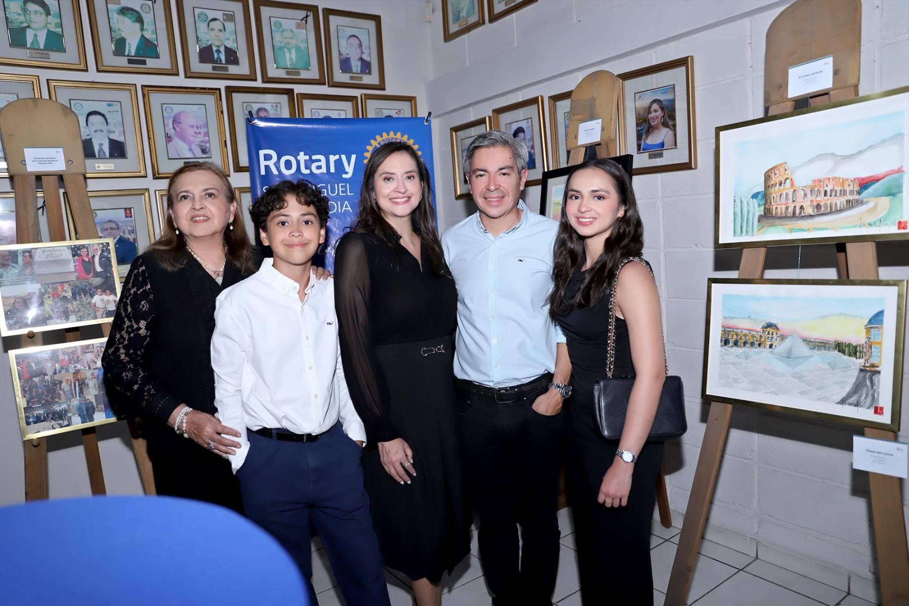 Doraydee Castellón-Ríos con Luis Reyes, Valeria Ríos, Luis y Sofía Reyes