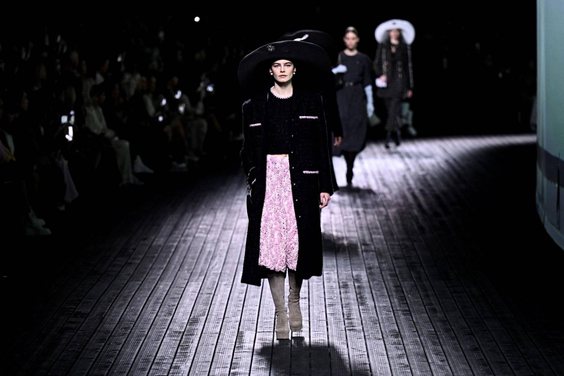 El sombrero fue el accesorio estrella del desfile otoño-invierno 2024/2025, usado por la mayoría de las modelos, en versión blanco inmaculado o rosa empolvado, siempre con bordes extra anchos, levantados en la parte superior y decorados con elegantes joyas plateadas.