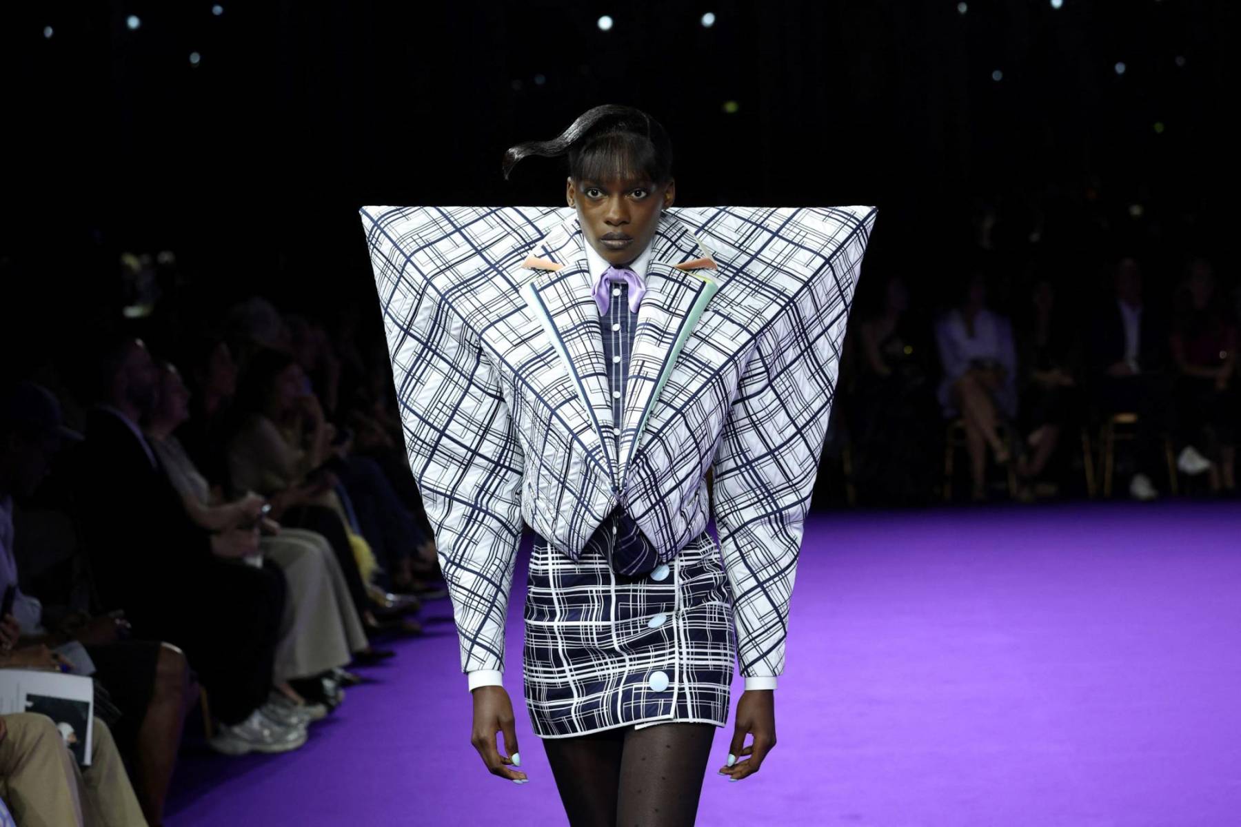 Rompiendo cualquier esquema de la armonía y el minimalismo, Viktor &amp; Rolf sorprendió a la audiencia con una colección en la que predominaban plisados con forma de acordeón, en algunos casos, junto a combinaciones de materiales y motivos, como rayas y cuadros. 