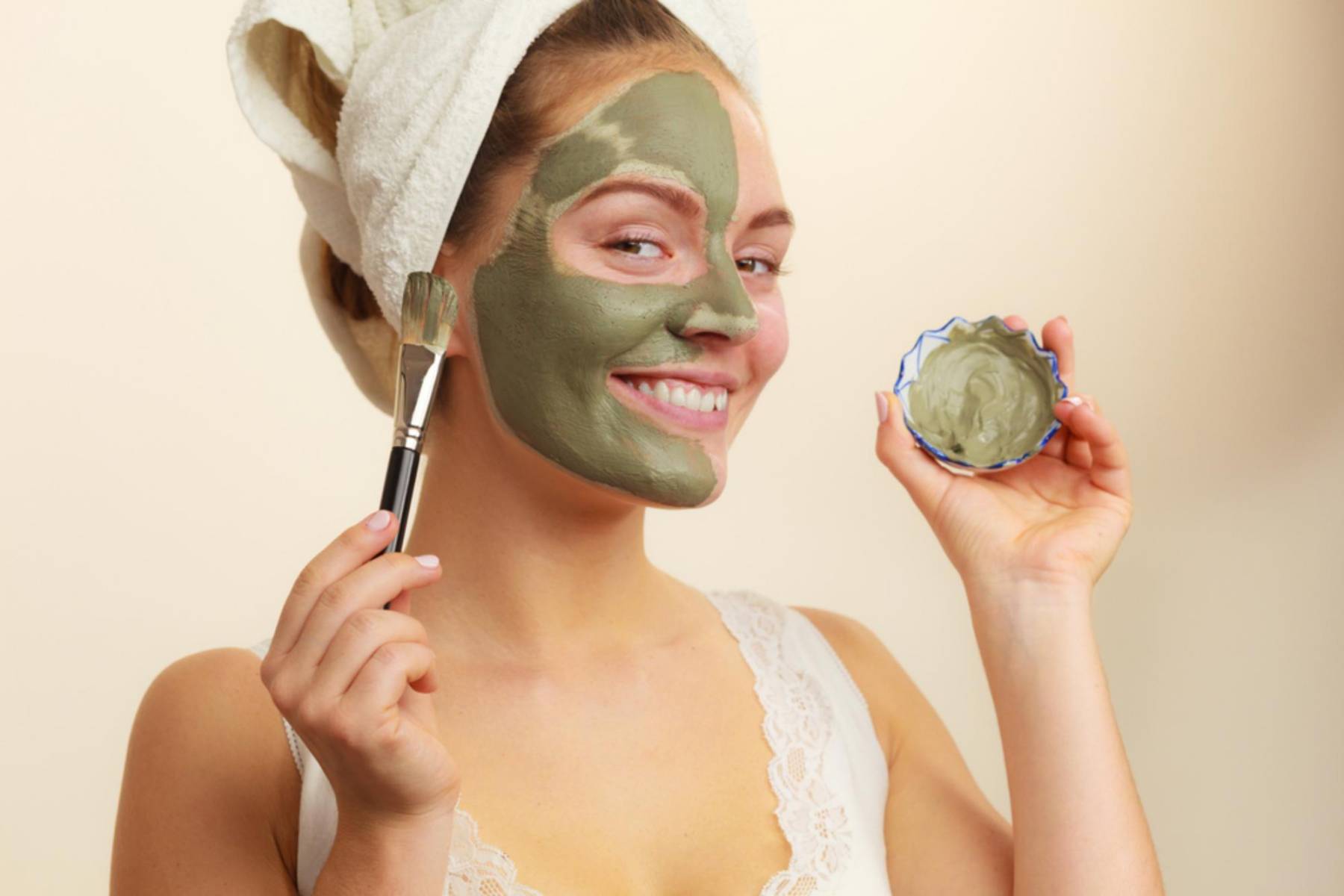 <b>6. Cuidar la piel</b>Tener una rutina de skincare no es vanidad, es autocuidado.