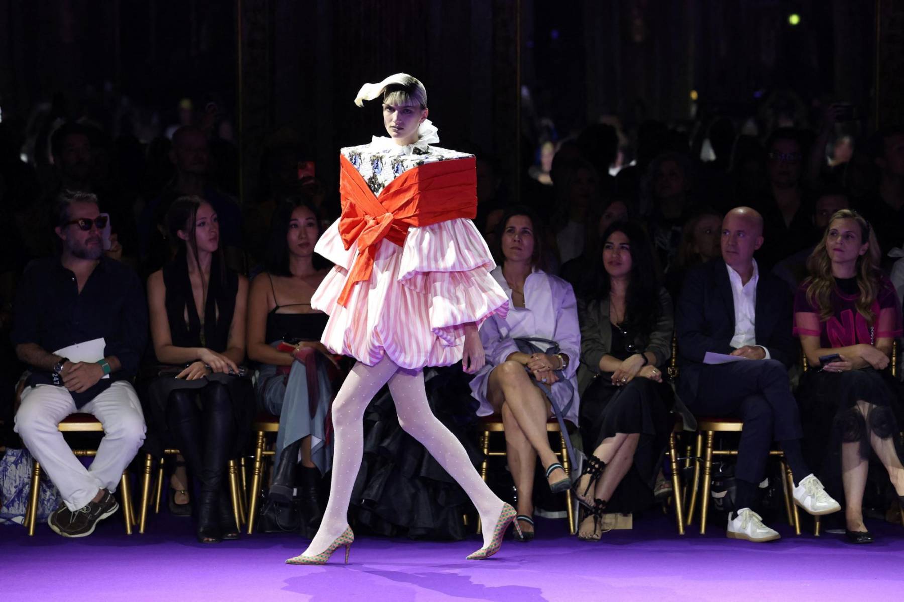 Reflejando las telas y los colores de las prendas, cada look está rematado con tacones Christian Louboutin personalizados en satén de colores. 