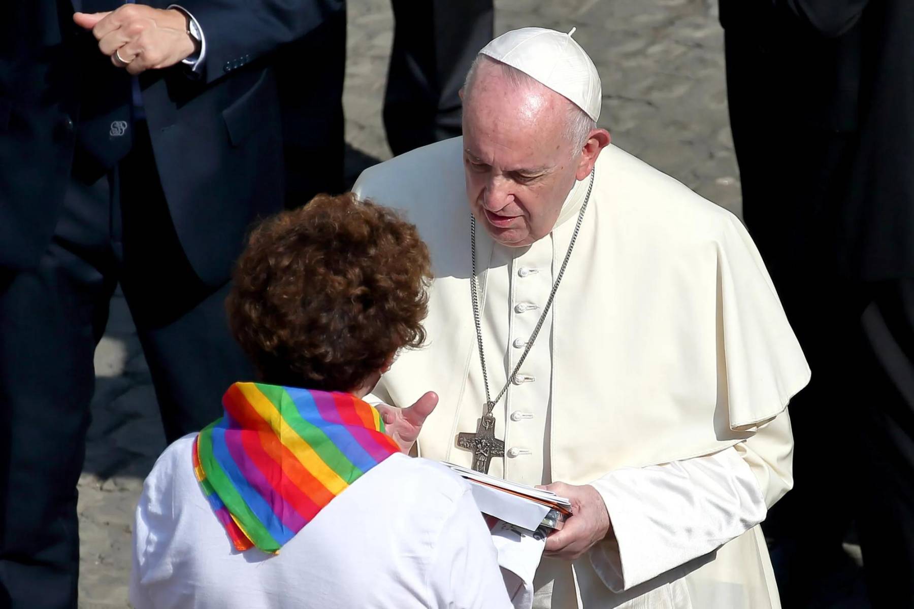 <b>La respuesta al tema de la homosexualidad</b>: Aunque el Papa Francisco fue generalmente visto como un líder más abierto hacia la comunidad LGBTQ+, sus comentarios sobre la homosexualidad generaron cierta controversia. En varias ocasiones, afirmó que “la Iglesia no debe juzgar” a las personas homosexuales, pero al mismo tiempo reafirmó la doctrina tradicional de la Iglesia en cuanto al matrimonio entre un hombre y una mujer. 