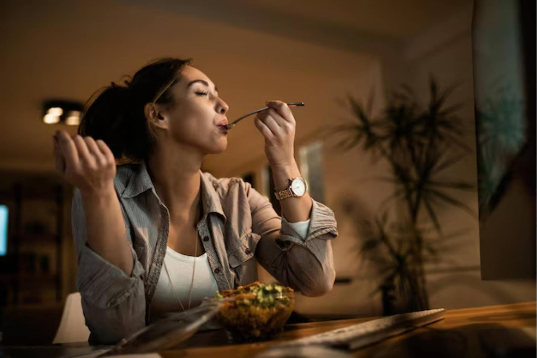 <b>2. Cena para uno, pero con actitud</b>Nada de comida rápida frente a la tele. Reserva en ese restaurante trendy que siempre quisiste probar o prepárate una cena gourmet con una copa de vino caro. La compañía más importante eres tú.