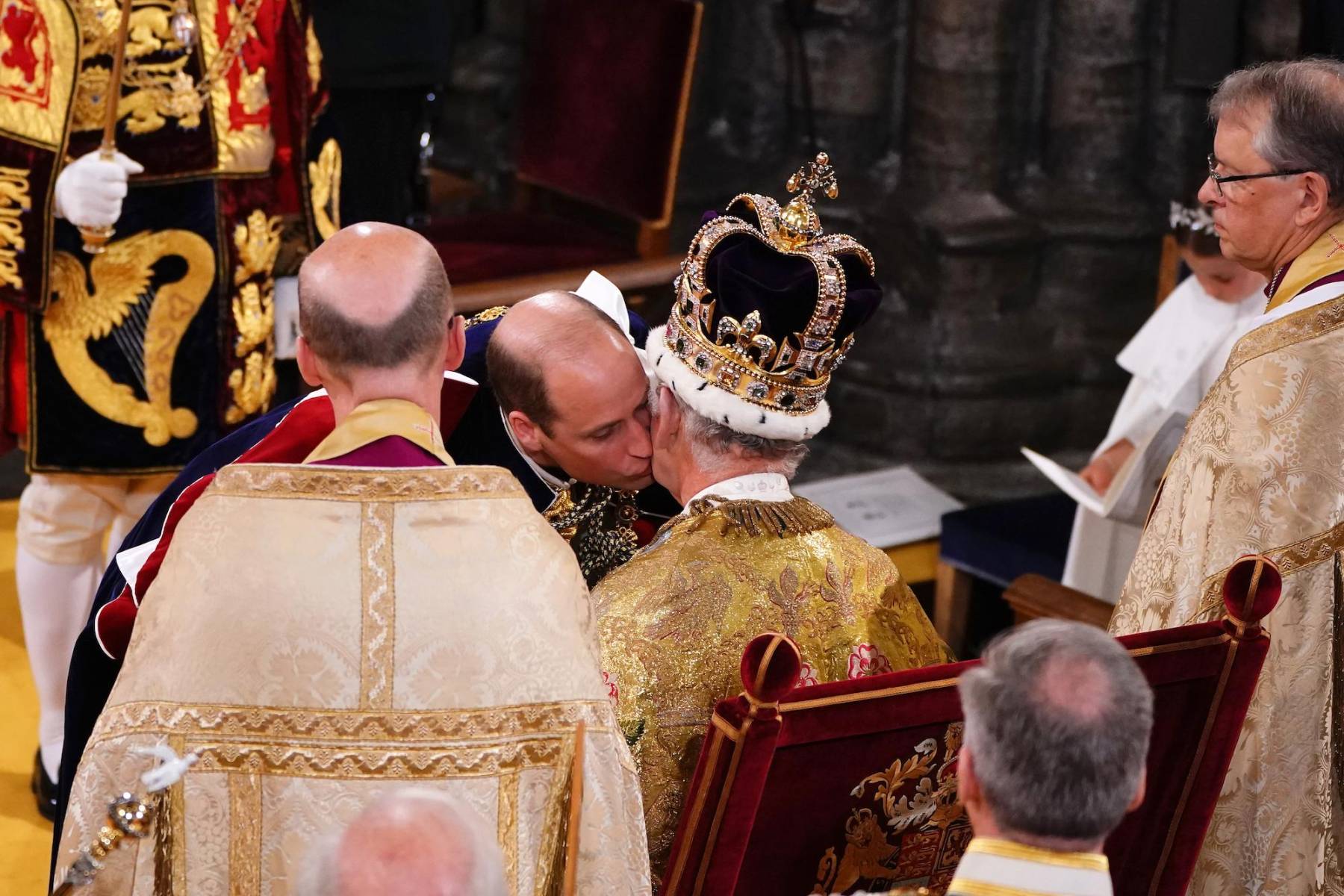 Príncipe William jura lealtad a su padre, el rey Carlos II, durante su coronación