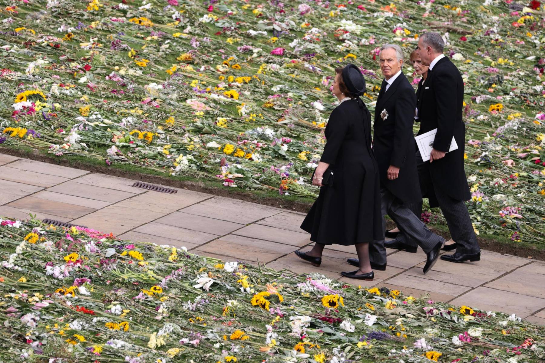 El ex primer ministro británico Tony Blair con su esposa Cherie a su llegada a la capilla St George (Photo by ADRIAN DENNIS / POOL / AFP)