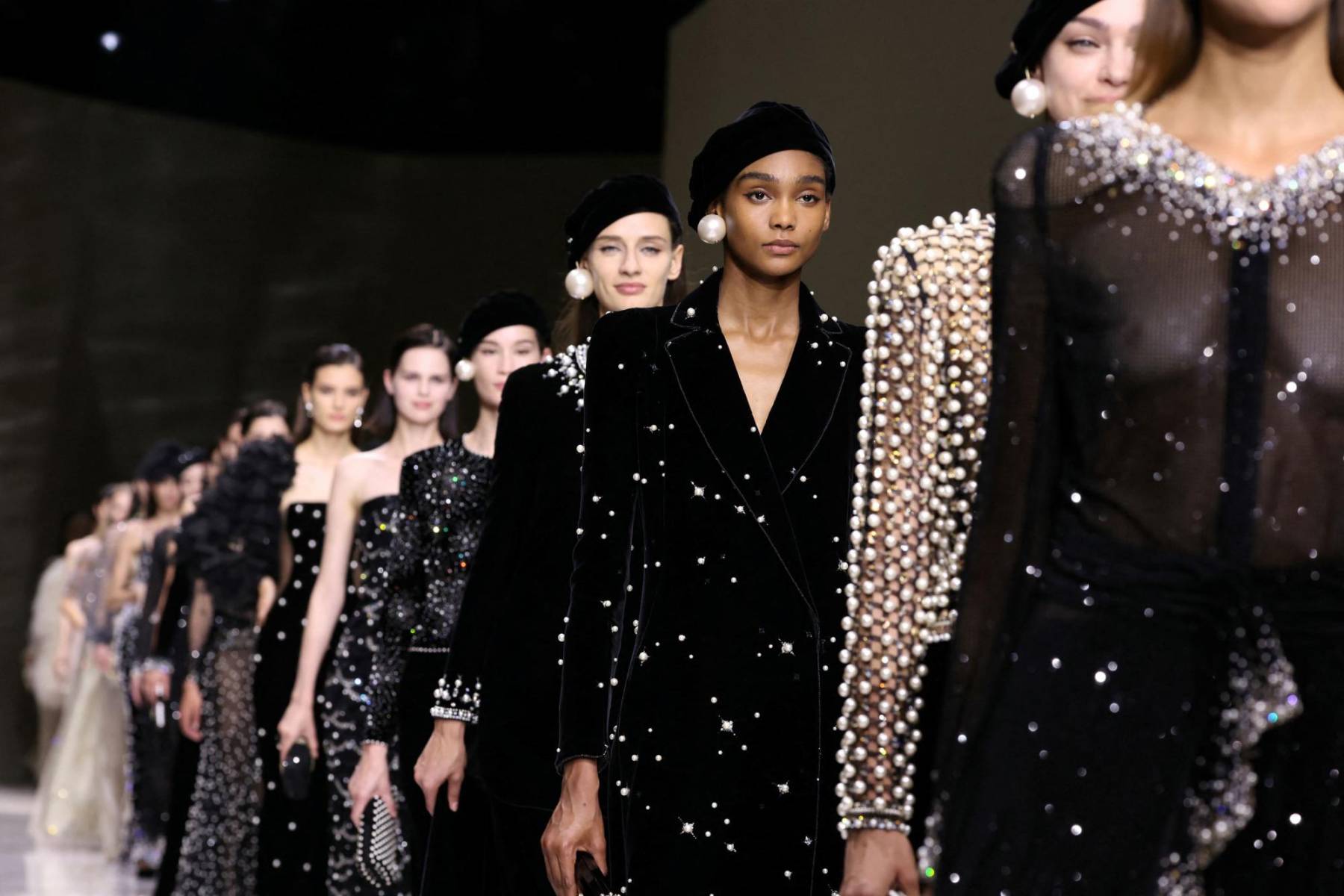 Brillo de lentejuelas, bordados de perlas y cristales; líneas limpias, cortes precisos y una paleta de colores neutros y sofisticados, como el negro, blanco, beige y gris, definen la colección Alta Costura Otoño Invierno 2024/25 de Armani Privé.
