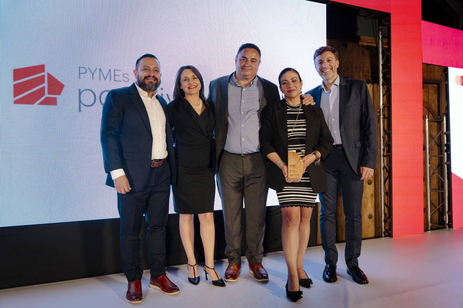BAC premió a empresa hondureña Inversiones DIAGRO como la PyME Positiva del 2025