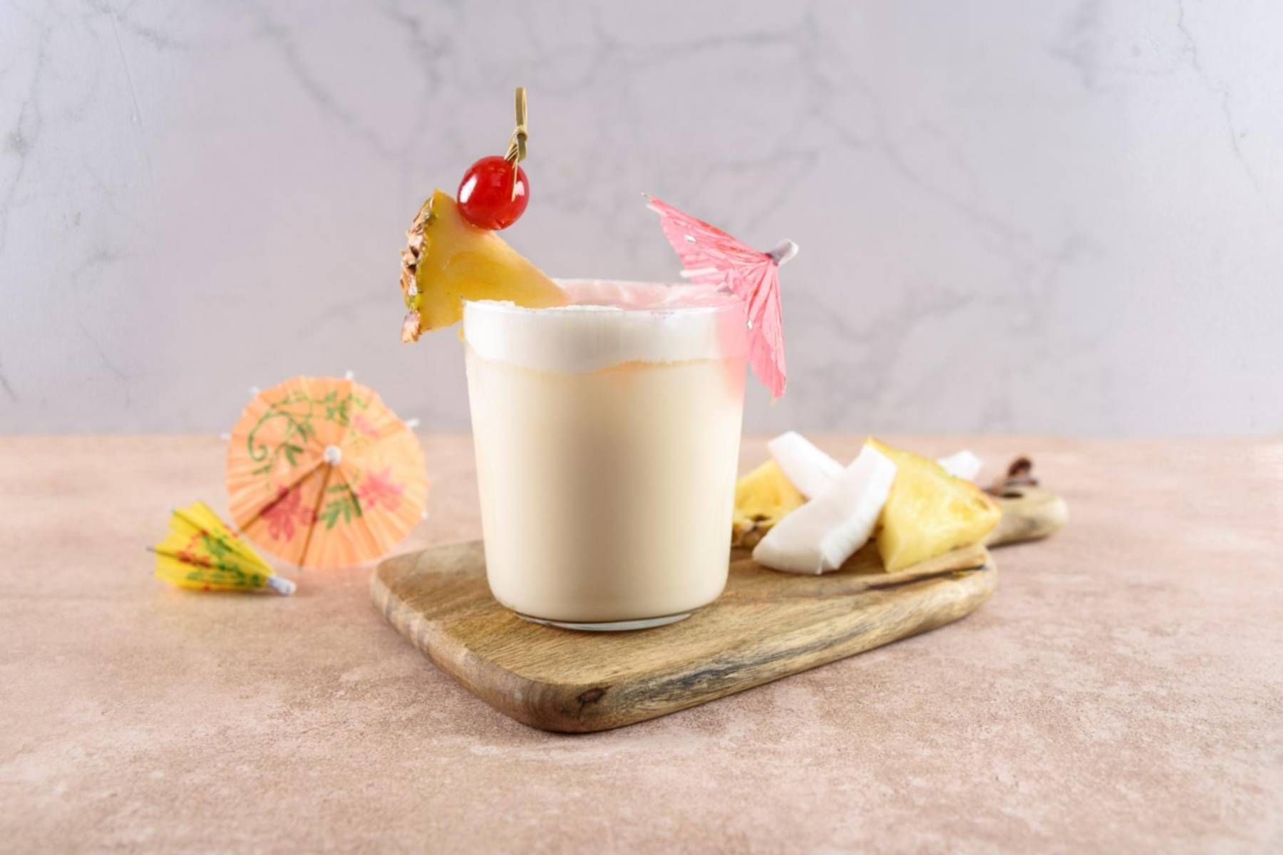 <b>Piña Colada: un cóctel con canción incluida</b>Es el cóctel tropical por excelencia, originaria de Puerto Rico, esta mezcla de ron, zumo de piña y crema de coco ha conquistado corazones alrededor del mundo con su frescura y dulzura. Ideal para los días calurosos de verano, se prepara de manera sencilla: mezcla 50 ml de ron blanco, 100 ml de zumo de piña y 30 ml de crema o leche de coco en una licuadora con hielo. Licúa hasta obtener una textura suave y cremosa, y sirve en un vaso alto. ¡Una verdadera delicia tropical!