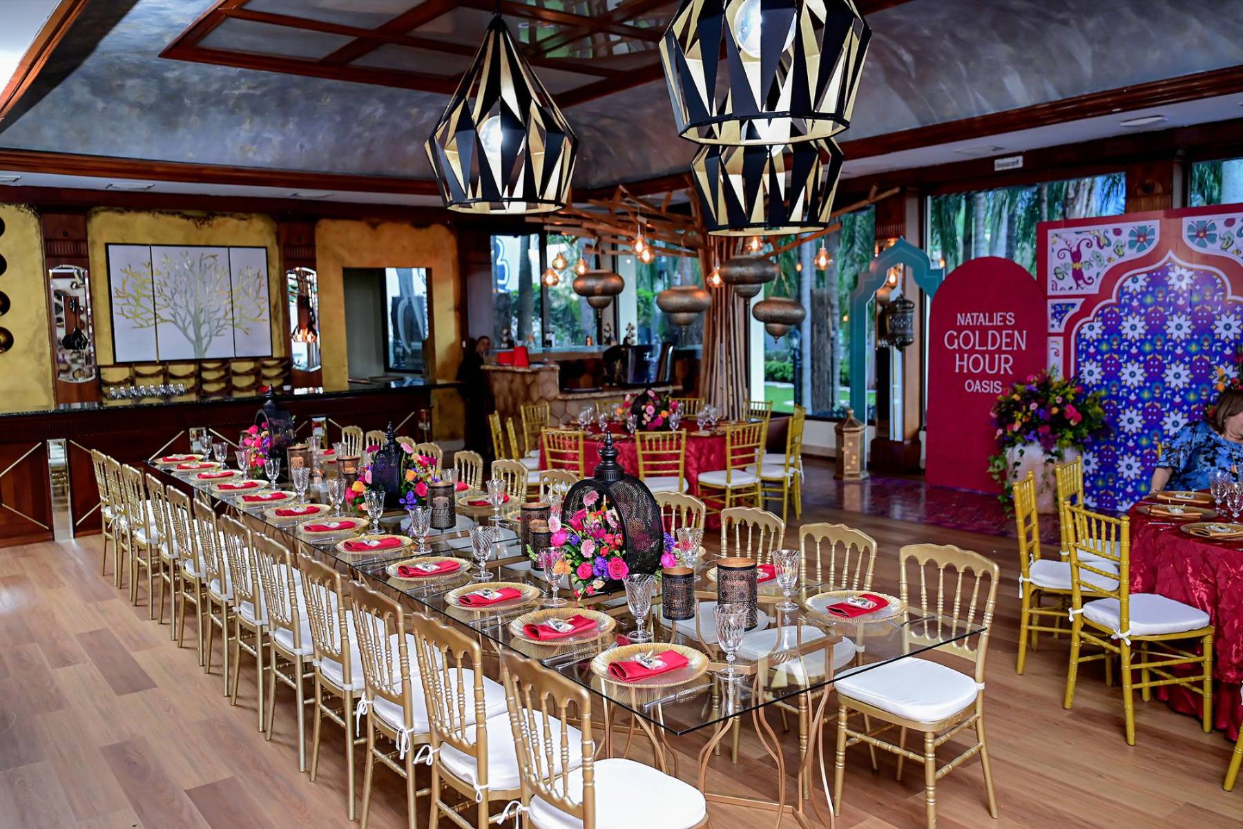  El tema decorativo fue “Arab bachelorette party”, donde los tonos fuertes le dieron un toque elegante y alegre a la celebración.