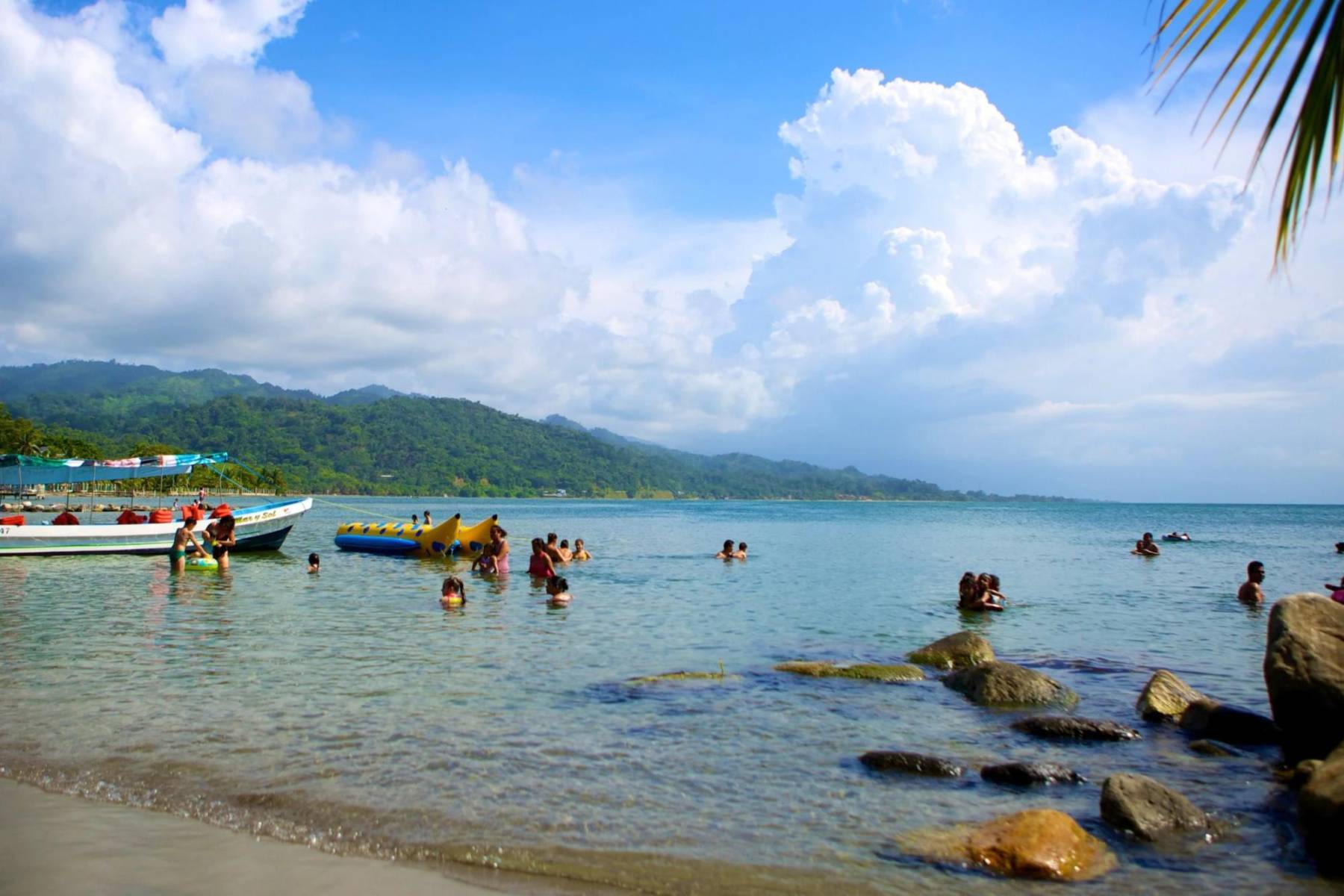<b>Omoa: relax sin prisas</b>Omoa tiene esa vibra tranquila que muchos buscan. Su fuerte histórico, las playas relajadas y el ambiente sin pretensiones la convierten en un refugio perfecto para escapadas familiares o viajes improvisados donde el plan es, simplemente, no tener plan.