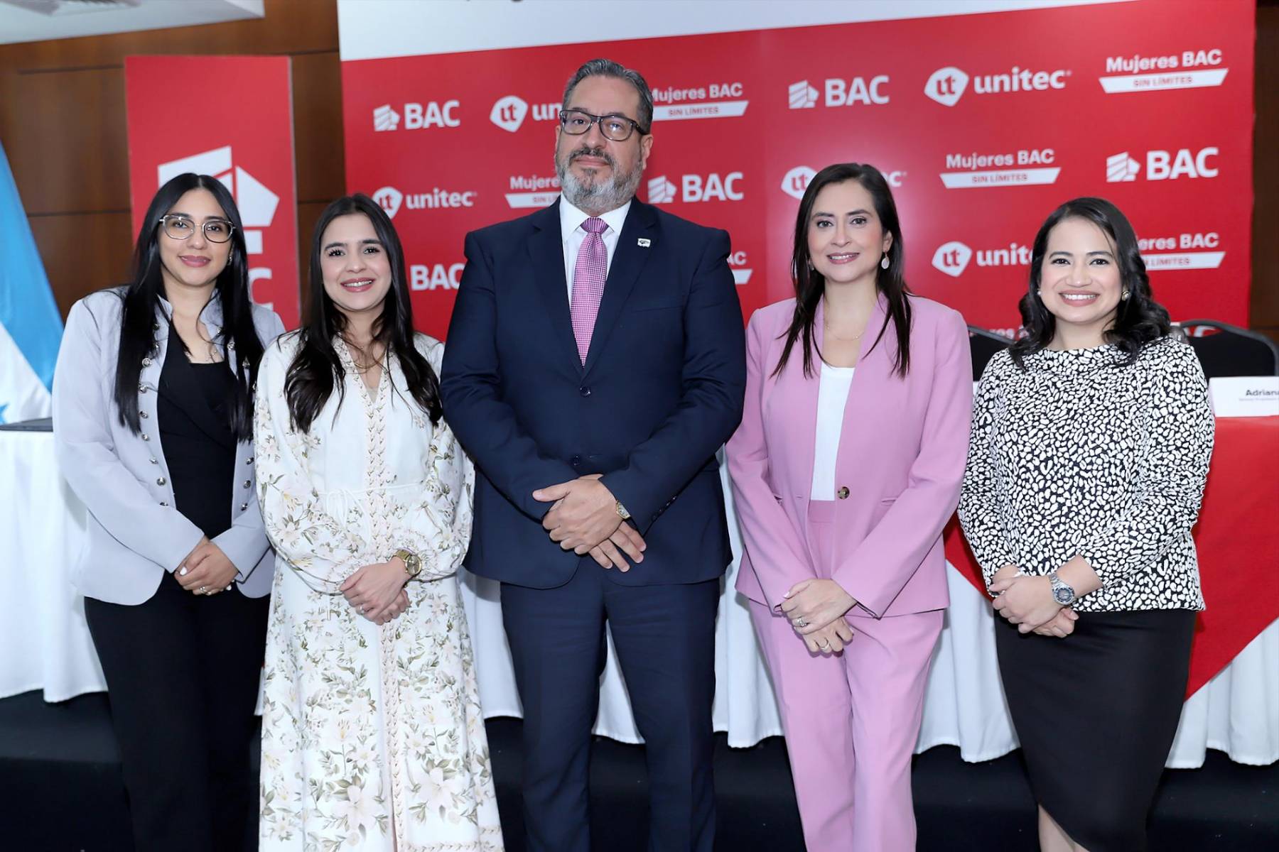 Roselba García, Nastya Rivera, Gabriel Molina, Valeria Ríos y Andrea González.