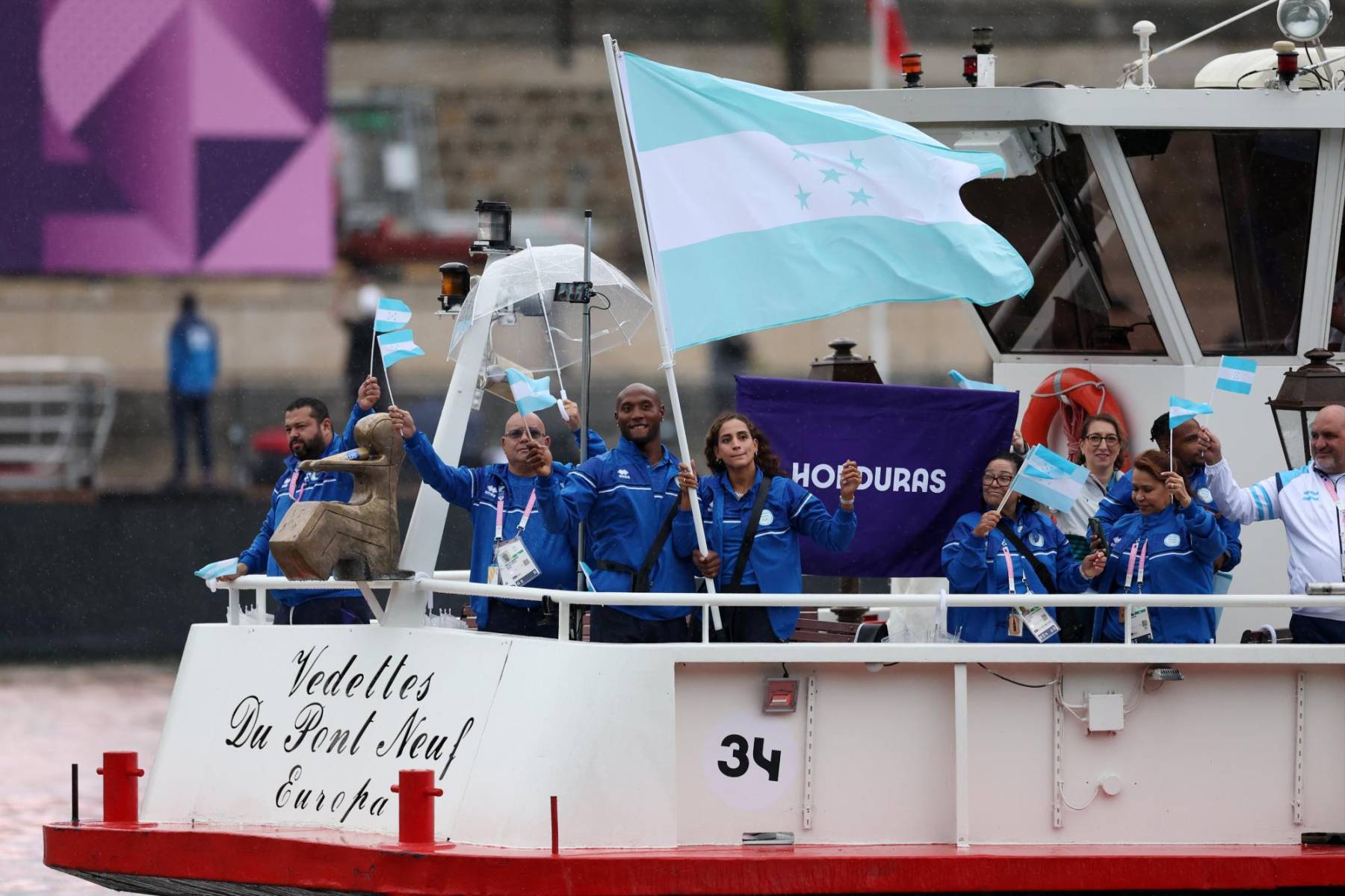 A bordo de un bote que cruzaba el río Sena, la confederación hondureña hizo su presentación en la ceremonia de apertura de los Juegos Olímpicos de París 2024. Los atletas ondeaban la bandera nacional con orgullo, mientras el público parisino aplaudía y vitoreaba su llegada. 