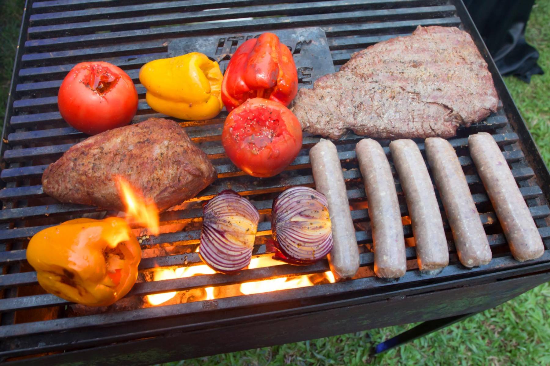 Pimientos, tomates, chorizo argentino y churrasco.