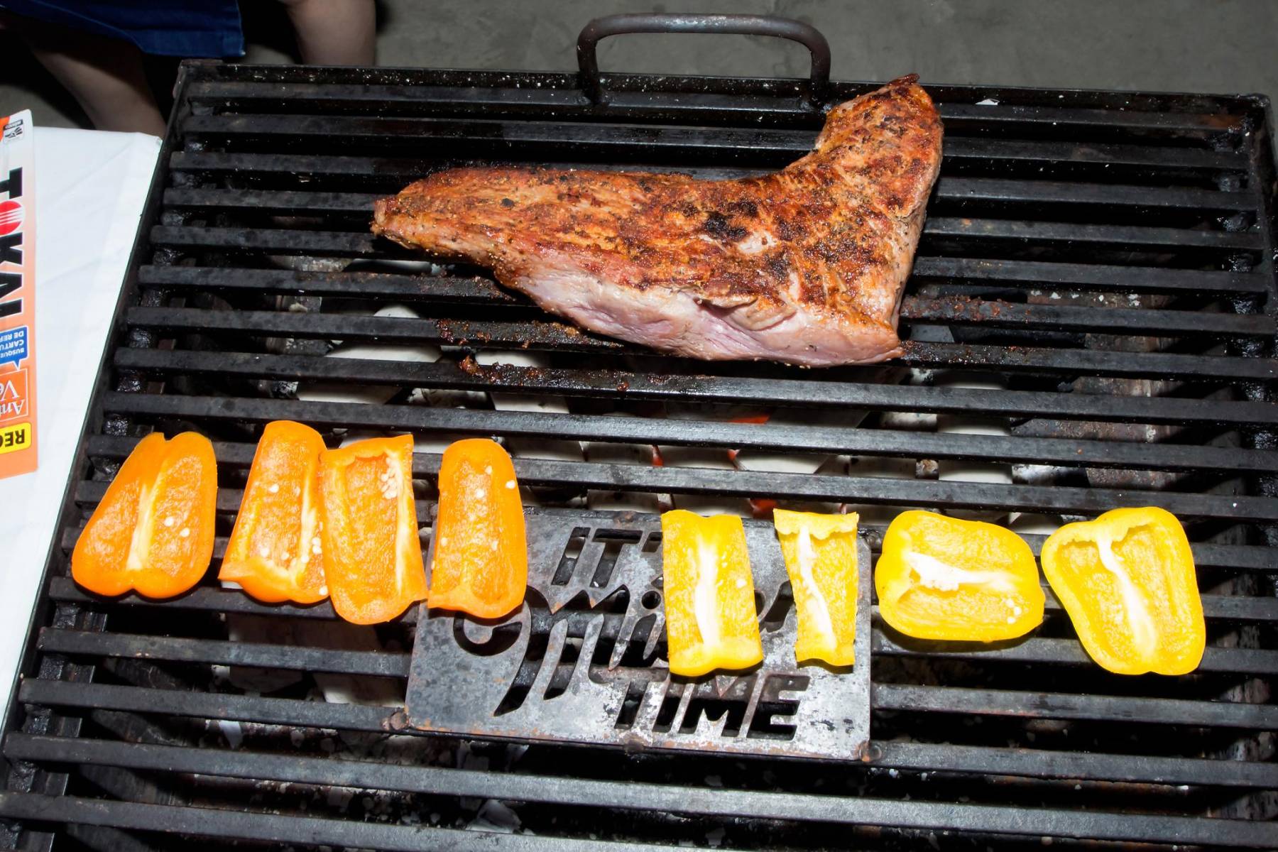  Tri-tip, también se le conoce como colita de cuadril, y pimientos asados.