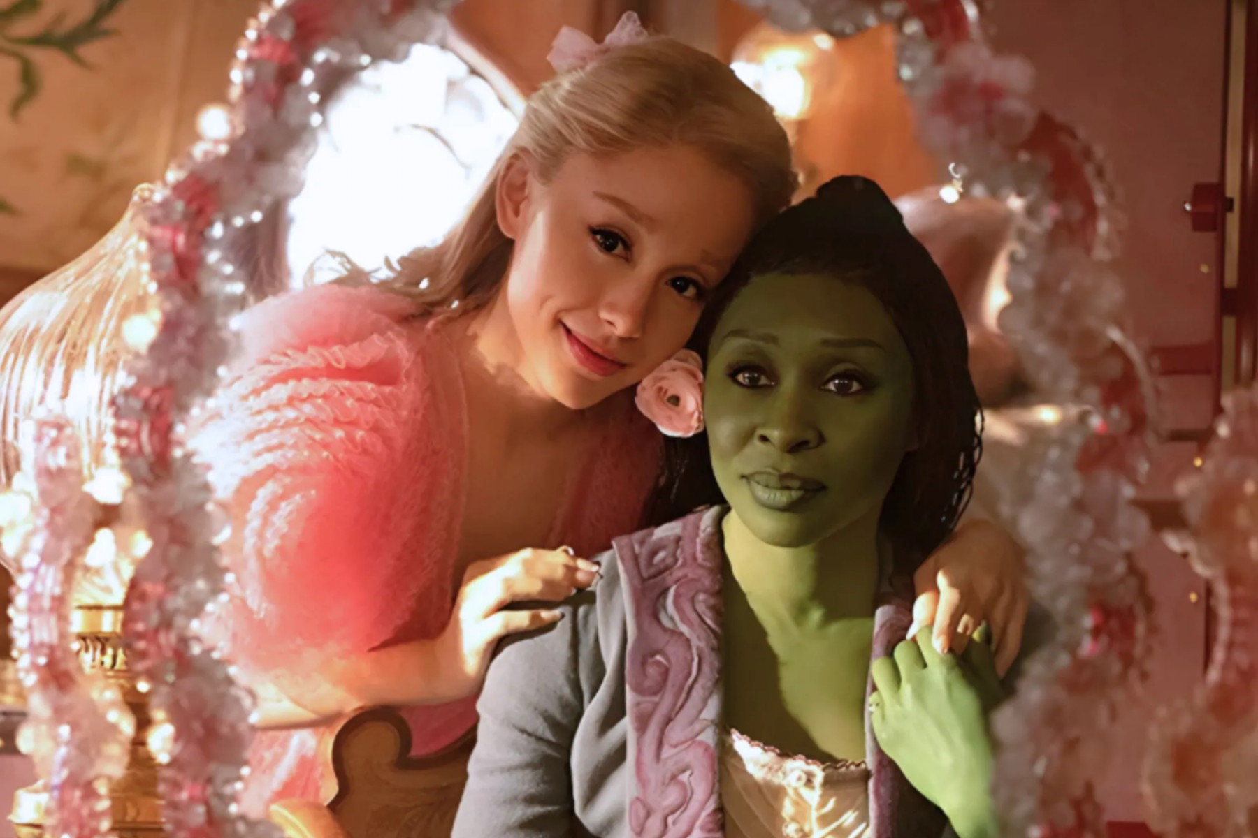 <b>Wicked (2024)</b>Tras dos décadas de éxito en el teatro, <i>WICKED</i> llega en noviembre a la gran pantalla bajo la dirección de Jon M. Chu (<i>Crazy Rich Asians</i>, <i>En un barrio de Nueva York</i>). Esta primera parte de la adaptación cuenta con Cynthia Erivo como Elphaba y Ariana Grande como Glinda, dos jóvenes opuestas que se conocen en la Universidad de Shiz y forman una inesperada amistad en la Tierra de Oz. Sin embargo, un encuentro con el Mago de Oz pone a prueba su relación, llevándolas por caminos distintos: Glinda, seducida por el poder, y Elphaba, firme en sus principios, terminan cumpliendo sus destinos como la Bruja Buena y la Malvada Bruja del Oeste.