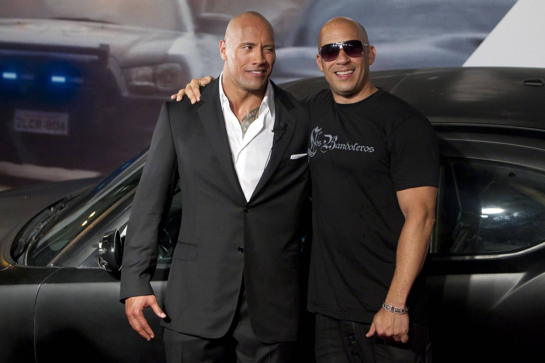 Vin Diesel y Dwayne “La Roca” Johnson La rivalidad comenzó cuando La Roca se pronunció sobre su primera aparición en la Rápidos y Furiosos. “Algunos se comportan como hombres hechos y derechos y verdaderos profesionales, pero otros no, porque son demasiado gallinas y tienen el c*** fino. Cuando vean la película y piensen que no estoy actuando en algunas escenas será porque mi sangre estaba hirviendo de verdad”, escribió en Instagram. Para muchos el post fue una indirecta dirigida a Vin Diesel.