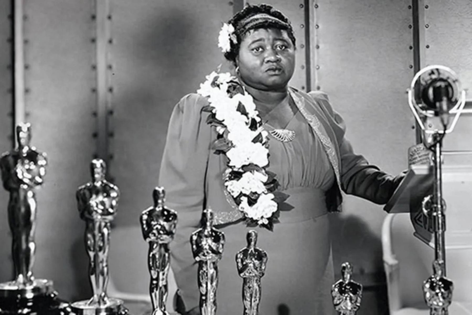 <b>Hattie McDaniel y el racismo en los Oscar (1940)</b>Hattie McDaniel se convirtió en la primera actriz negra en ganar un Oscar por Lo que el viento se llevó, pero no se le permitió sentarse con sus colegas blancos en la ceremonia debido a la segregación racial.