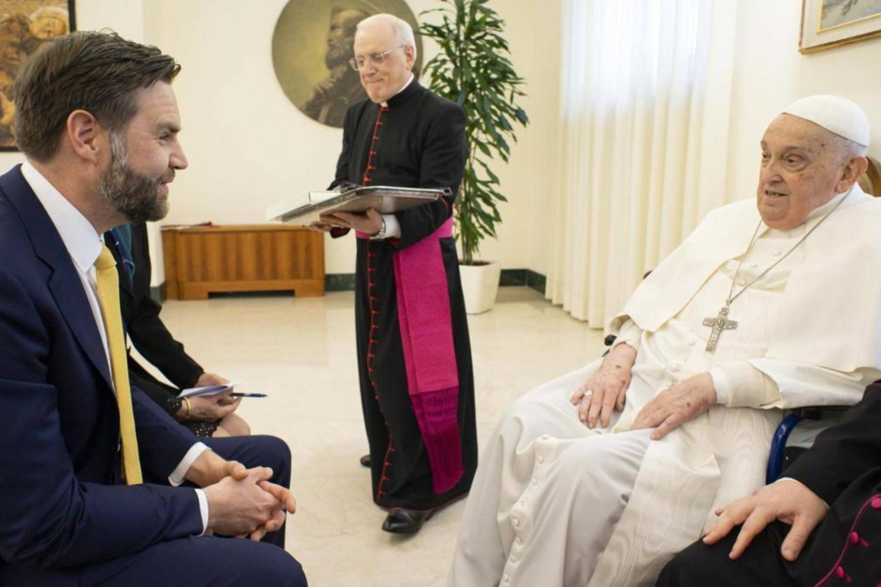 JD Vance, vicepresidente de Estados Unidos, expresó su pesar por la muerte del Papa Francisco, recordando con afecto su último encuentro con él y destacando su homilía durante los inicios de la pandemia. Envió su apoyo a los cristianos del mundo y pidió que Dios le conceda descanso.